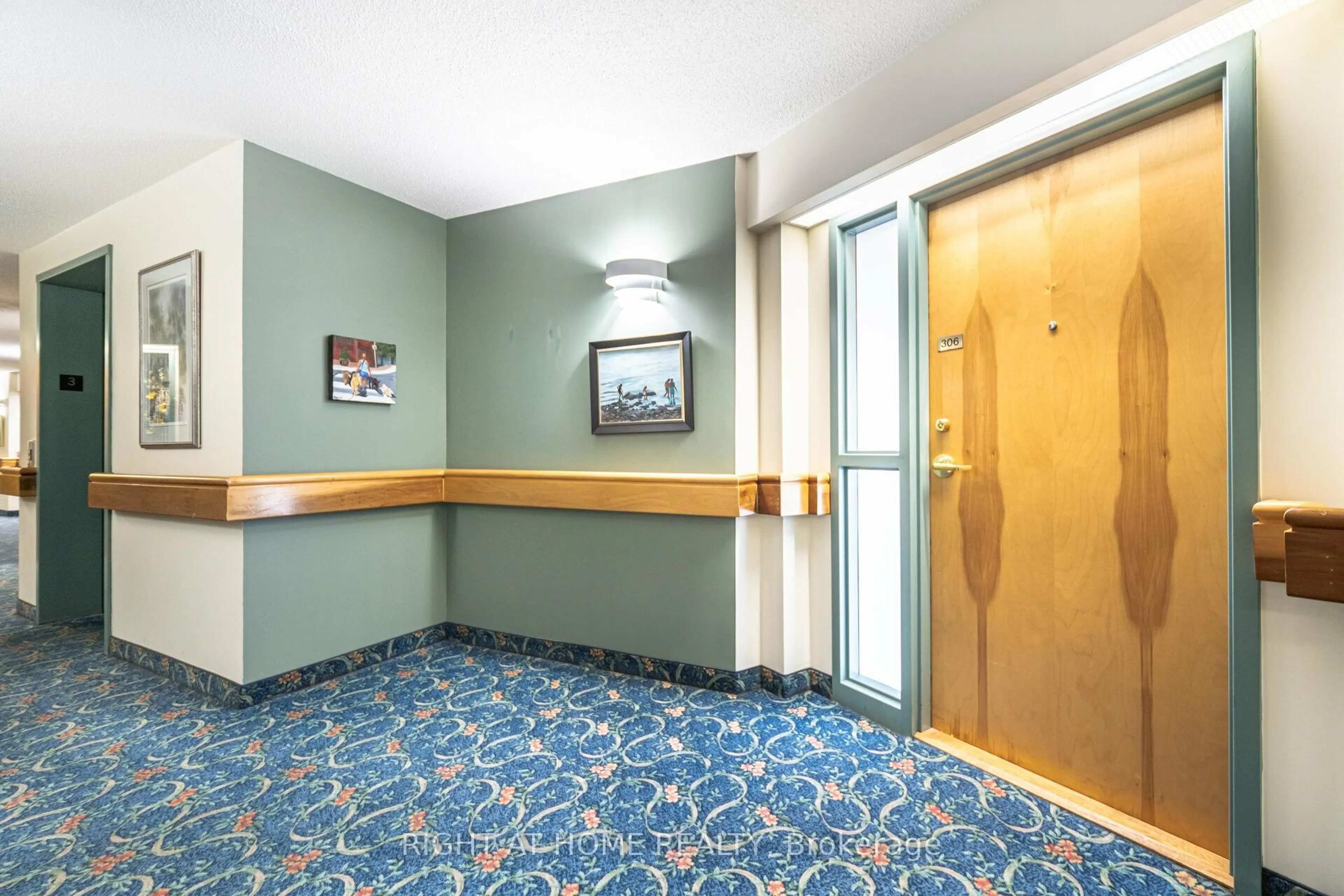 Indoor foyer for 1387 Bayview Ave #306, Toronto Ontario M4G 3A5