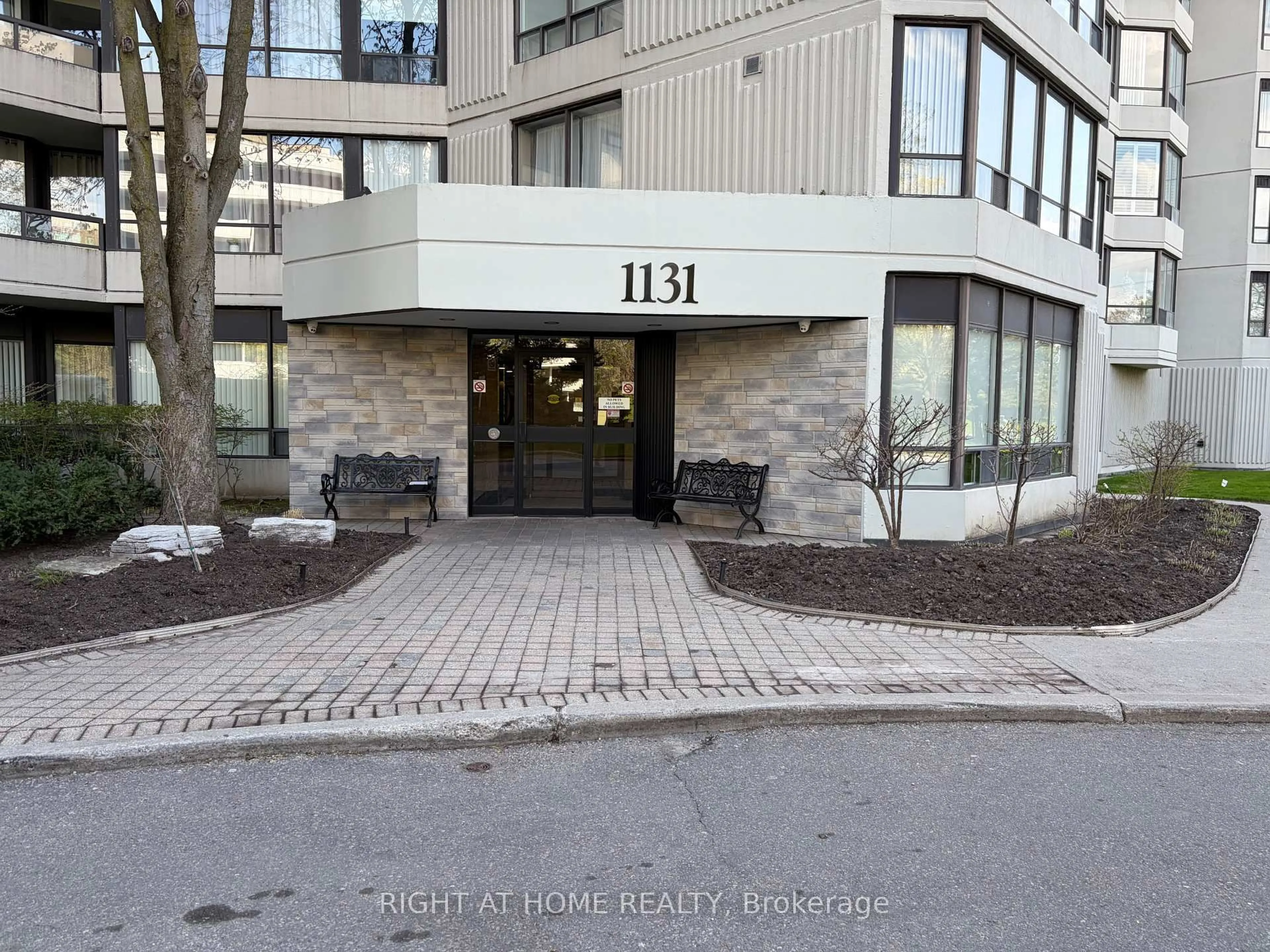 Indoor foyer for 1131 Steeles Ave #202, Toronto Ontario M2R 3W8