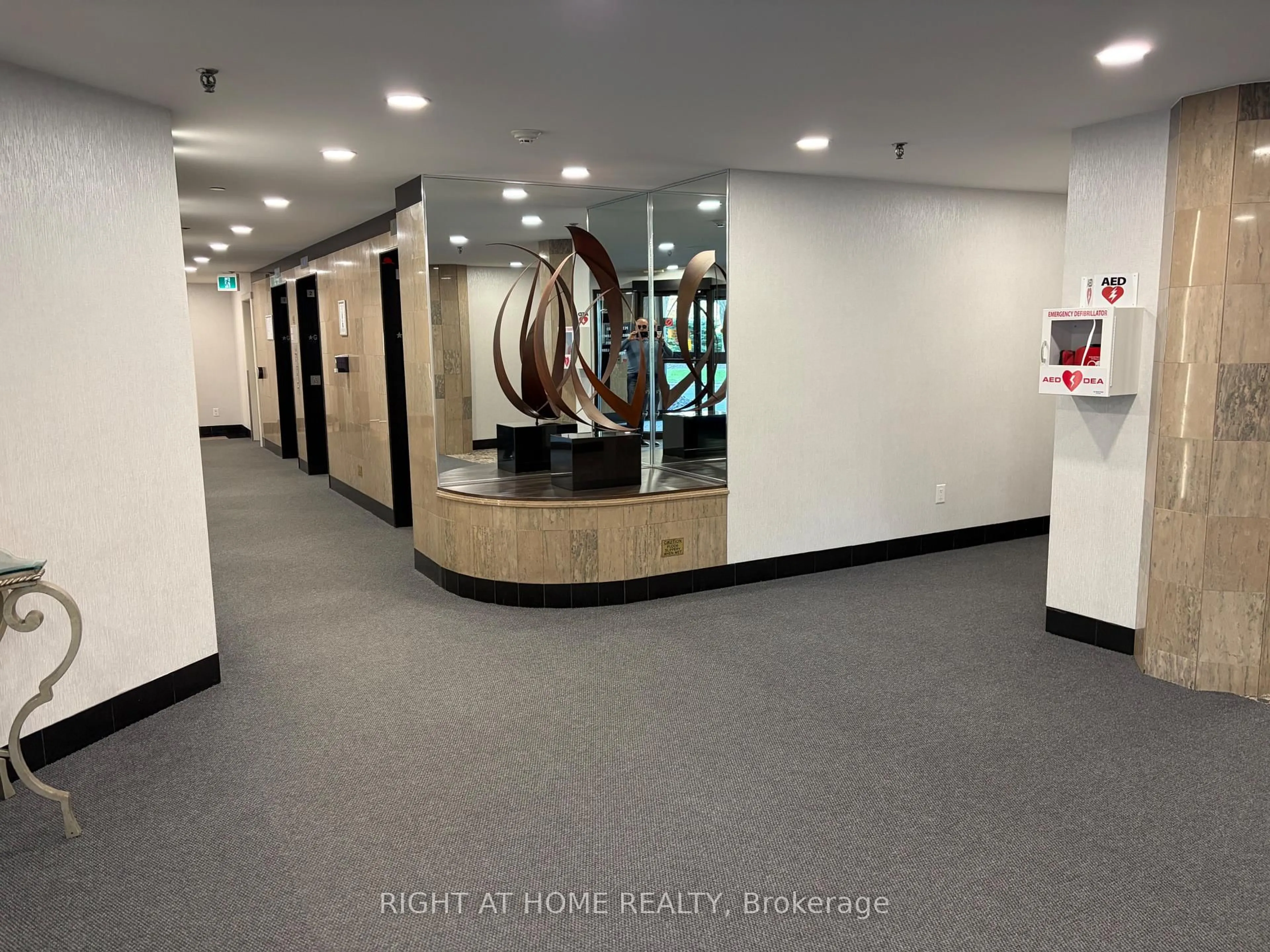 Indoor foyer for 1131 Steeles Ave #202, Toronto Ontario M2R 3W8