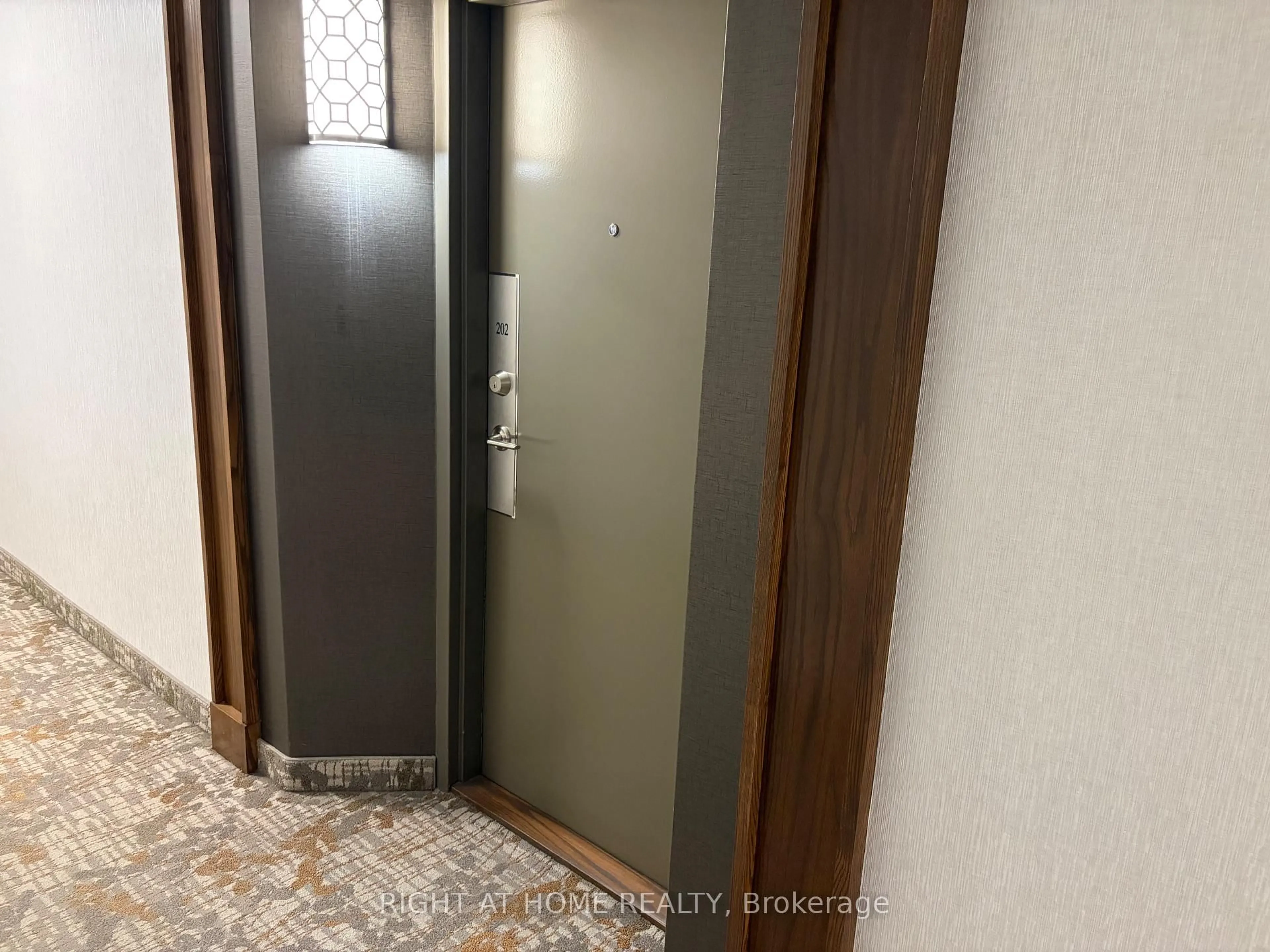 Indoor foyer for 1131 Steeles Ave #202, Toronto Ontario M2R 3W8
