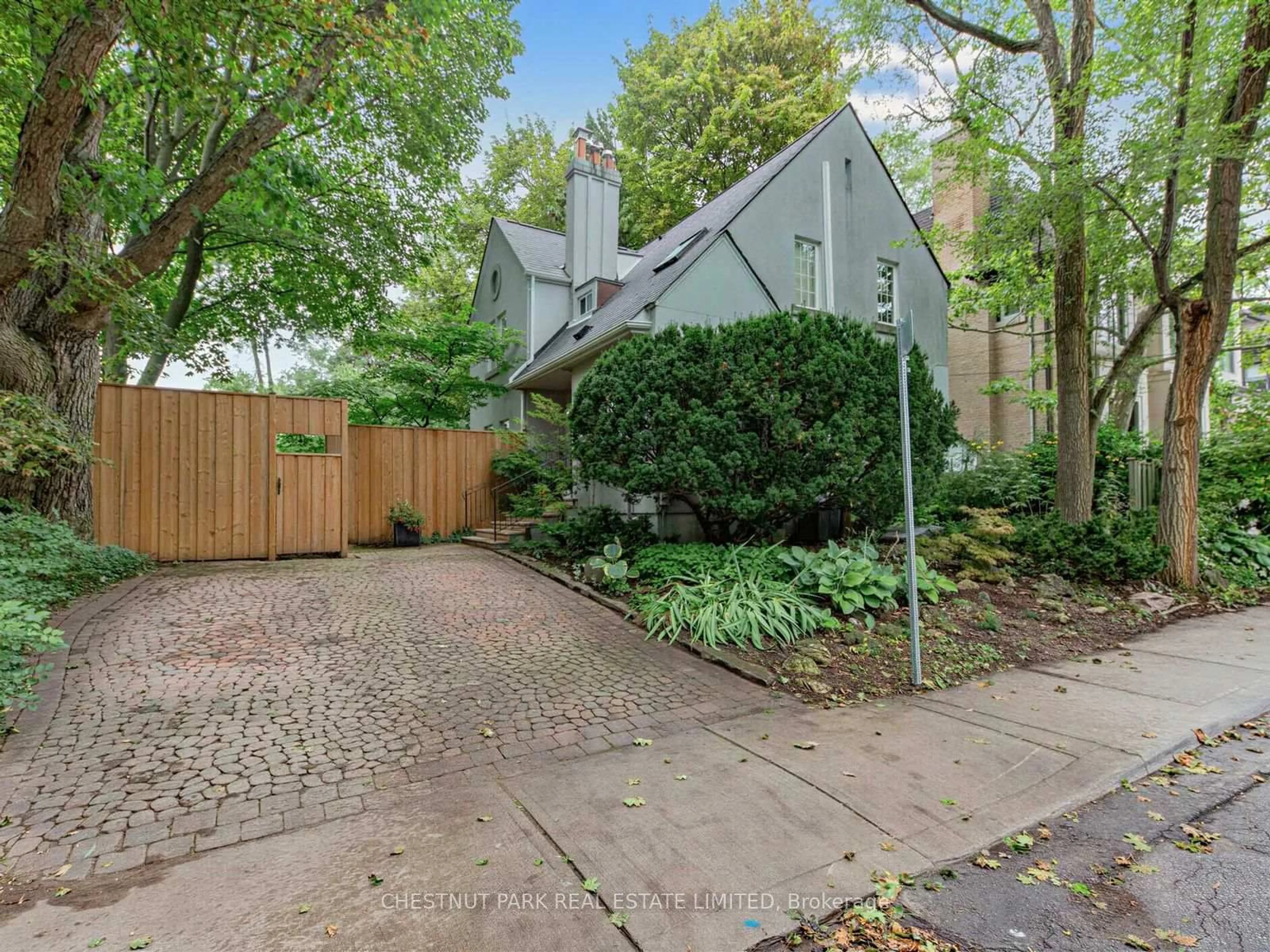 A pic from outside/outdoor area/front of a property/back of a property/a pic from drone, street for 28 Clifton Rd, Toronto Ontario M4T 2E6
