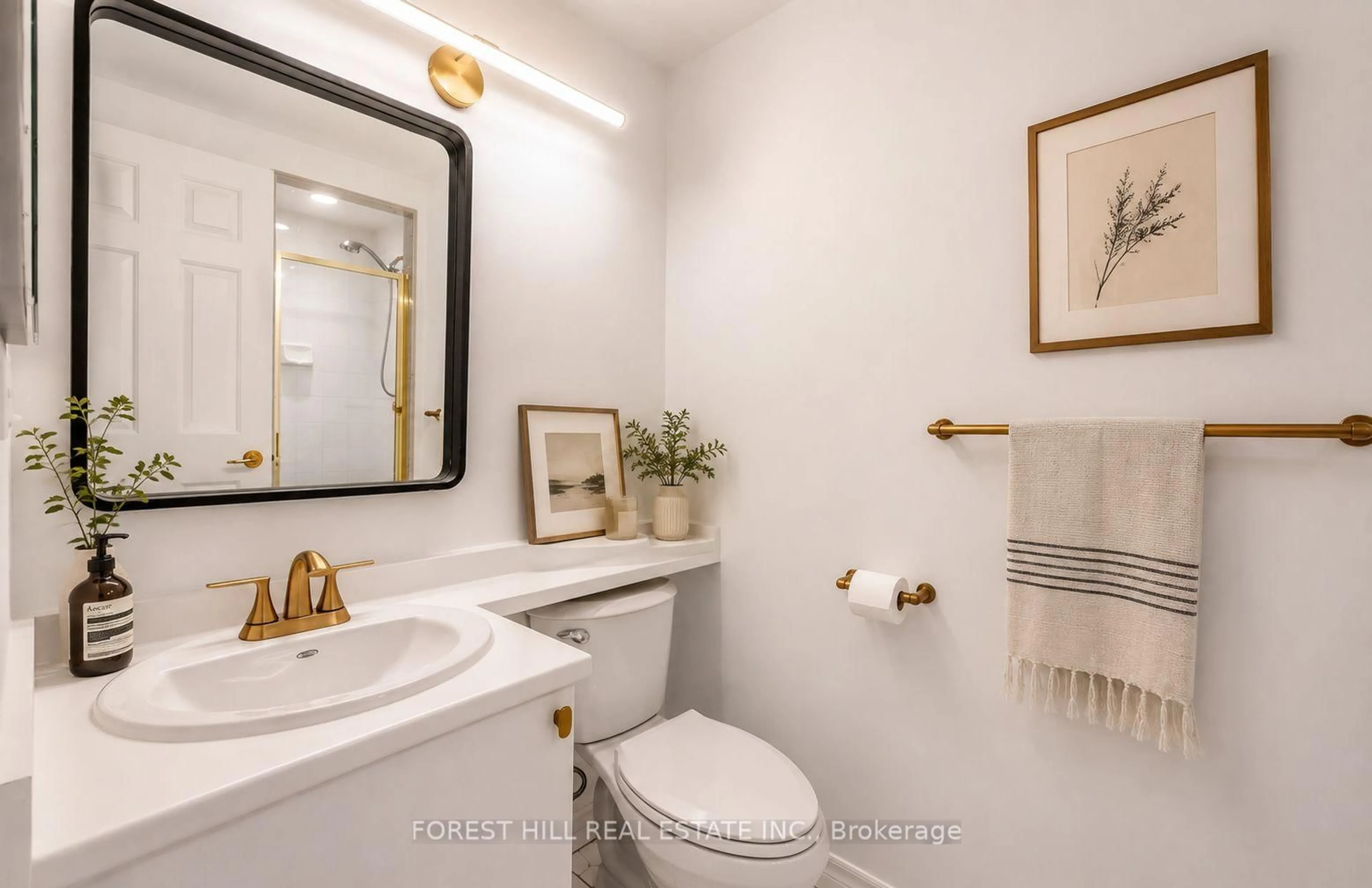 Standard bathroom, ceramic/tile floor for 1818 Bayview Ave #302, Toronto Ontario M4G 4G6