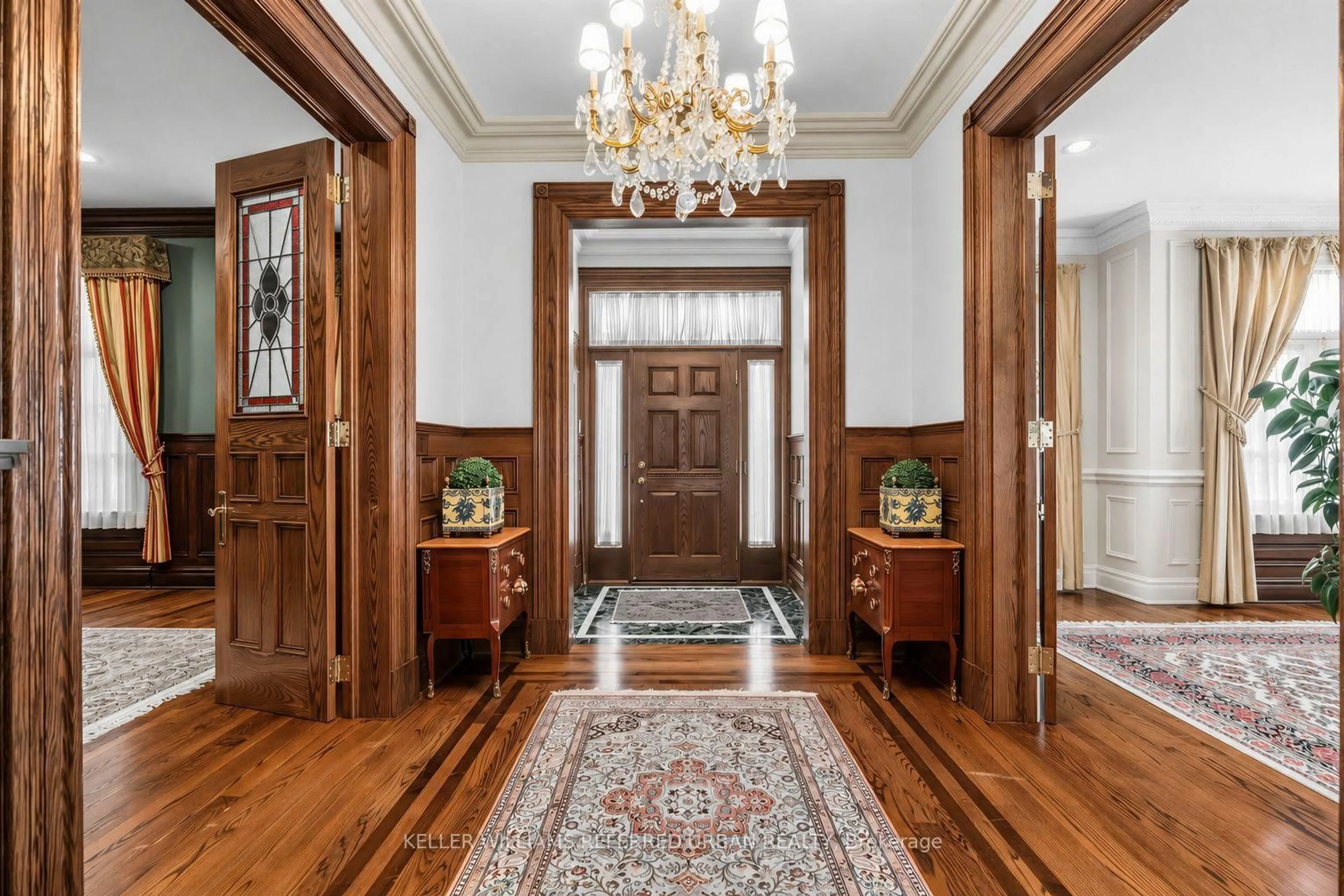Indoor foyer for 44 Cotswold Cres, Toronto Ontario M2P 1N2