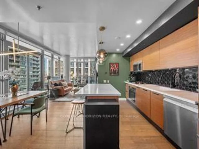 375 King St #2509, Toronto 5