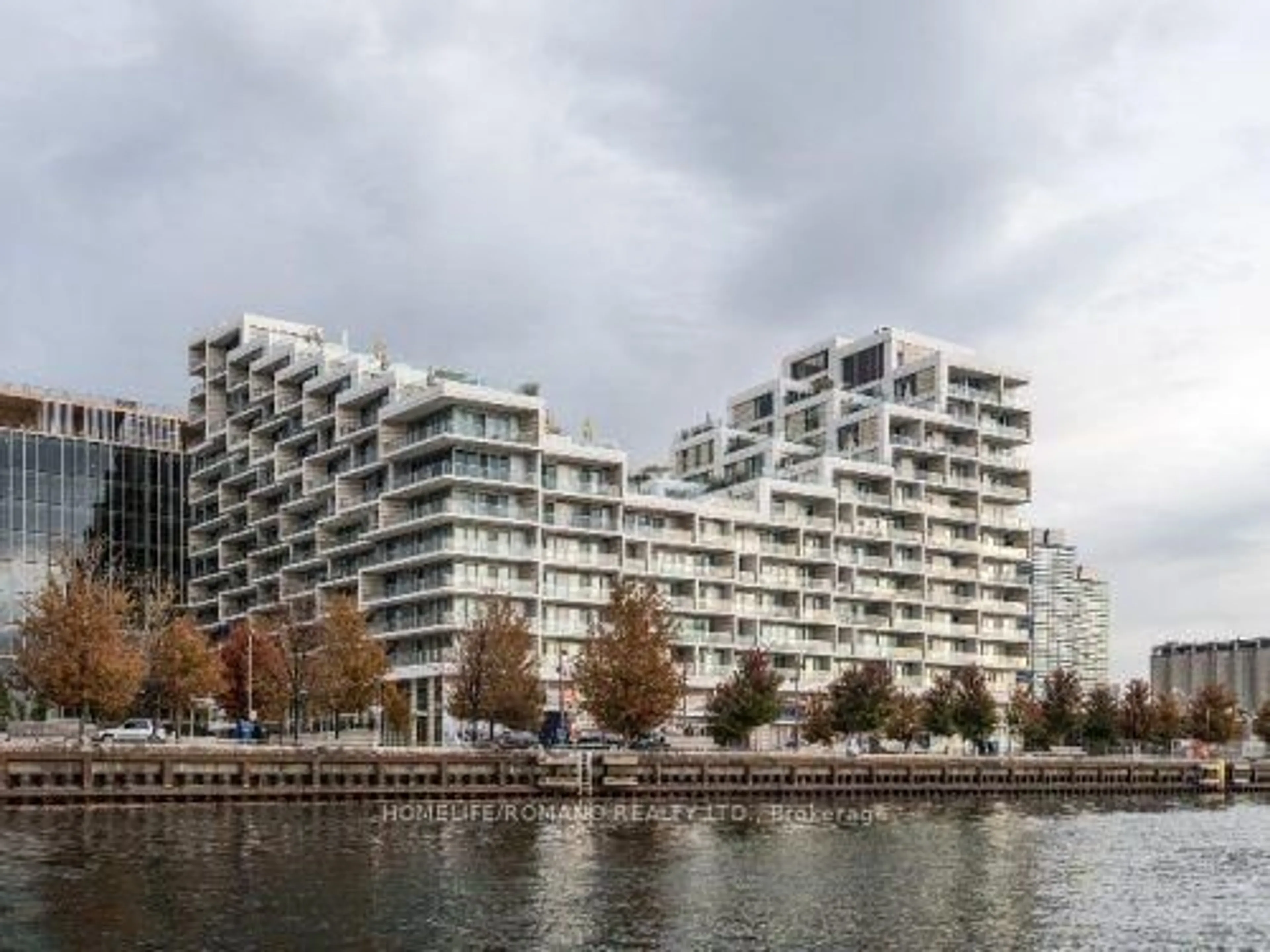 Blurry image for 118 Merchants' Wharf #513, Toronto Ontario M5A 0L3