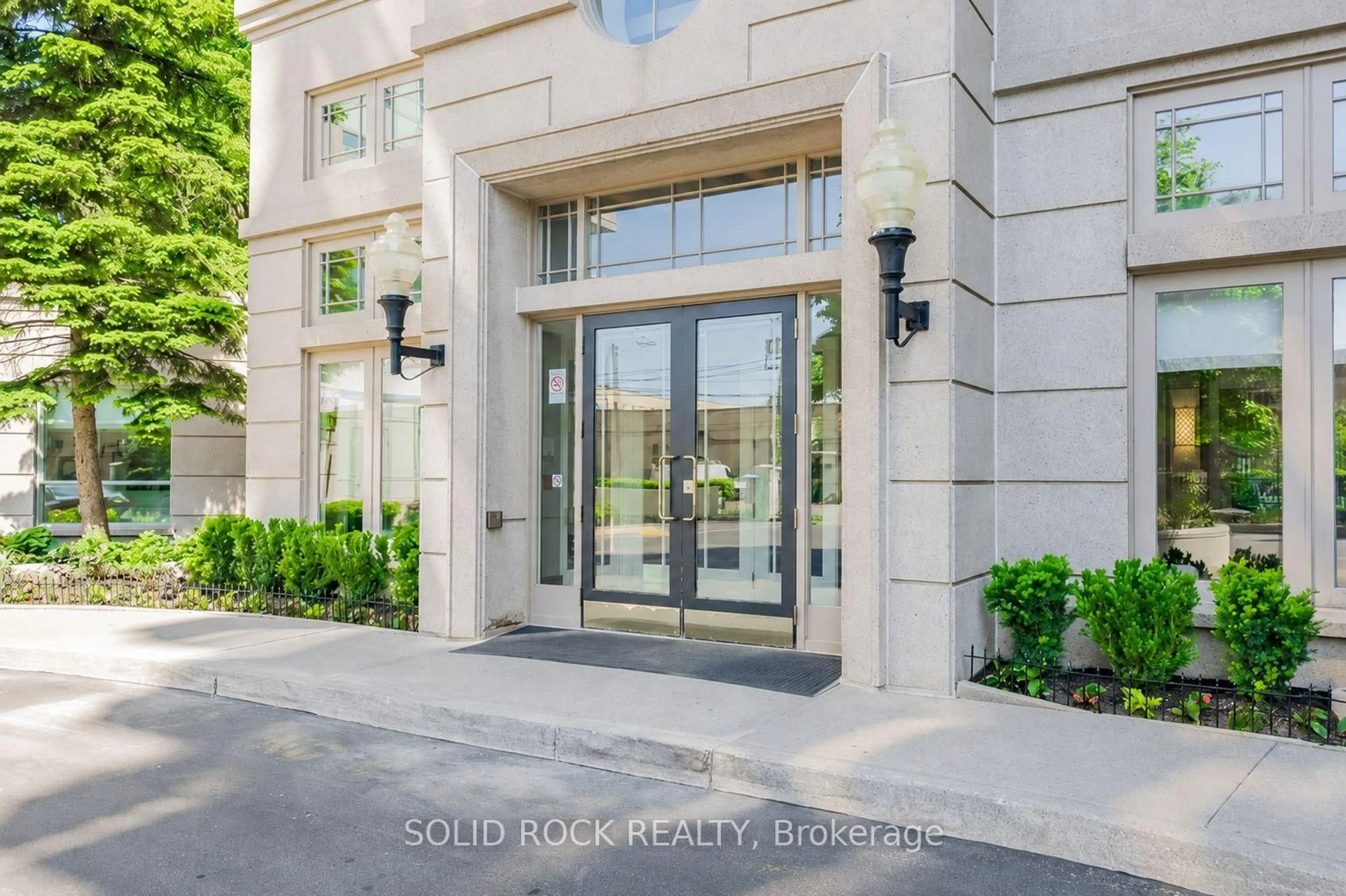 Indoor entryway for 8 Covington Rd #408, Toronto Ontario M6A 3E5