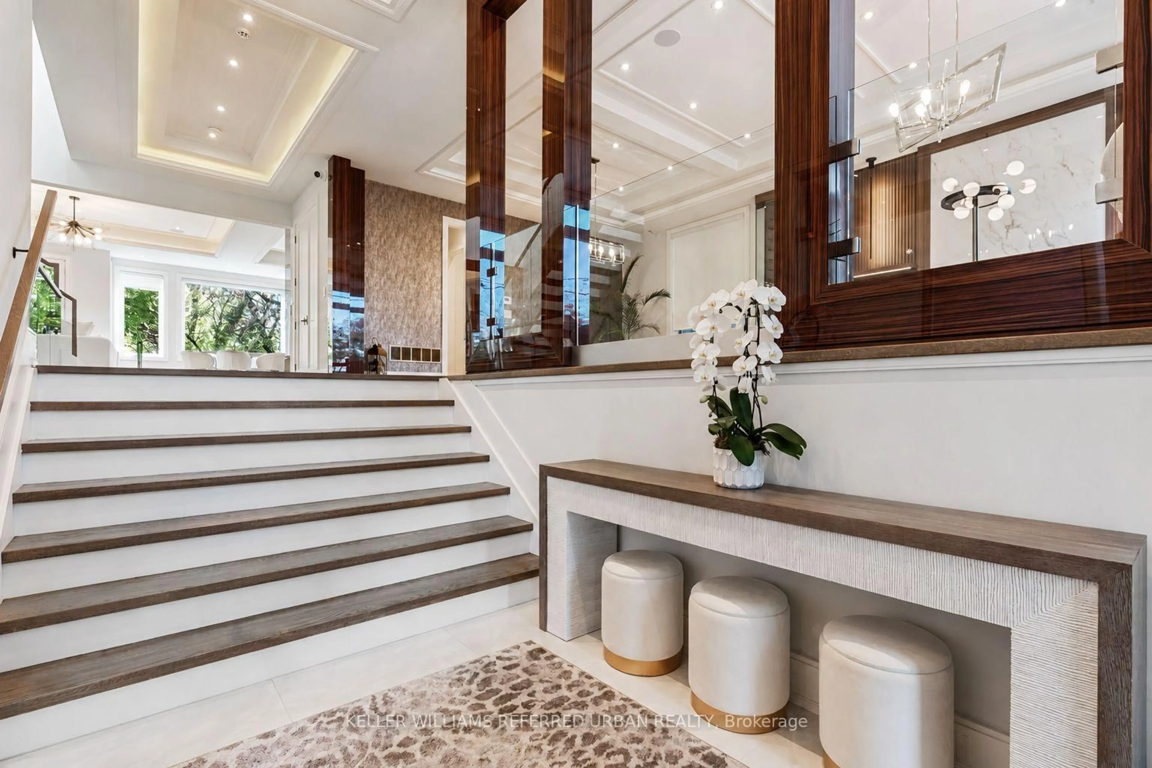 Indoor foyer for 90 Glen Rush Blvd, Toronto Ontario M5N 2V1