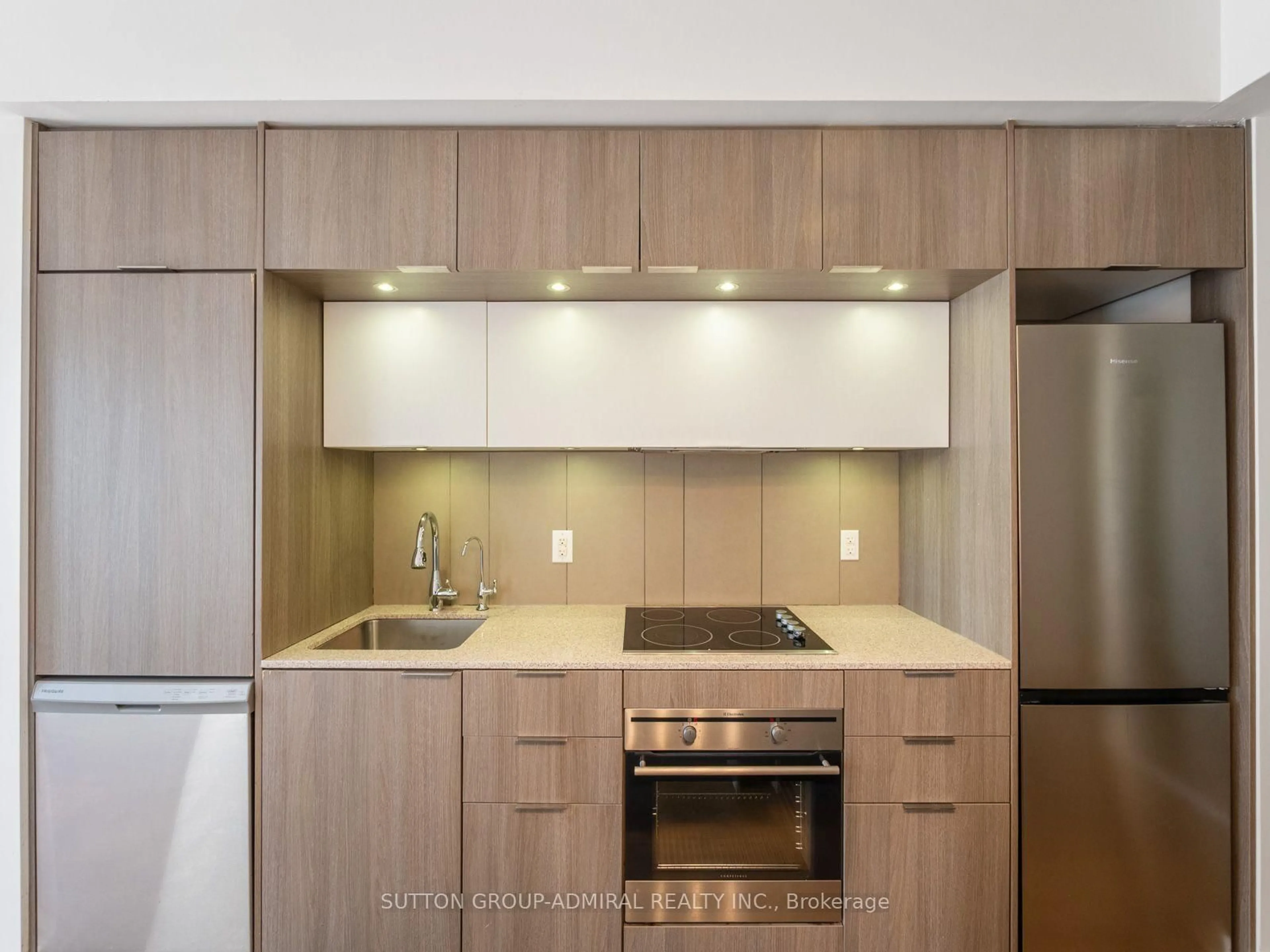 Standard kitchen, wood/laminate floor for 170 Sumach St #907, Toronto Ontario M5A 0C3