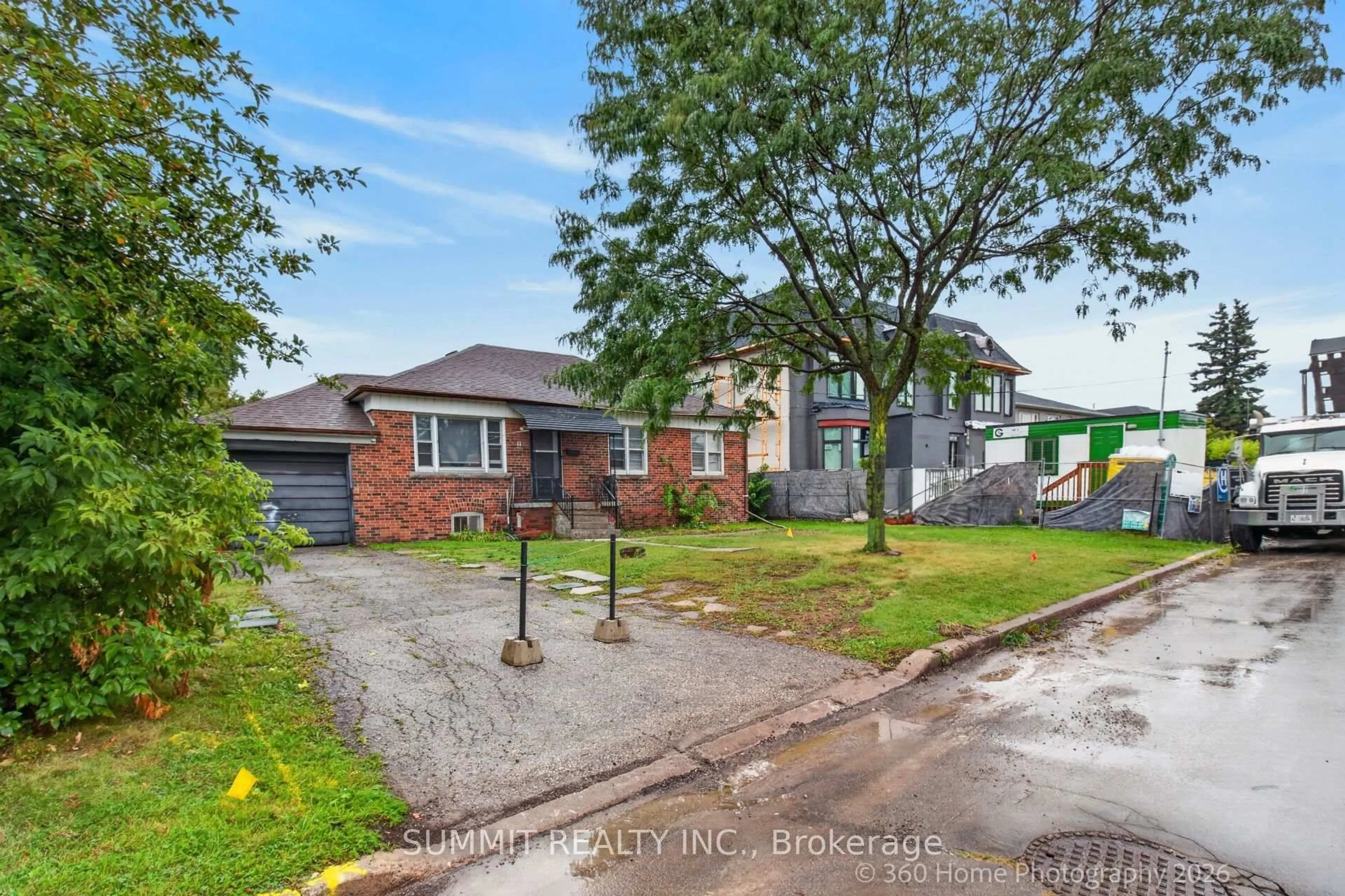 A pic from outside/outdoor area/front of a property/back of a property/a pic from drone, street for 11 Faith Ave, Toronto Ontario M3H 1W2