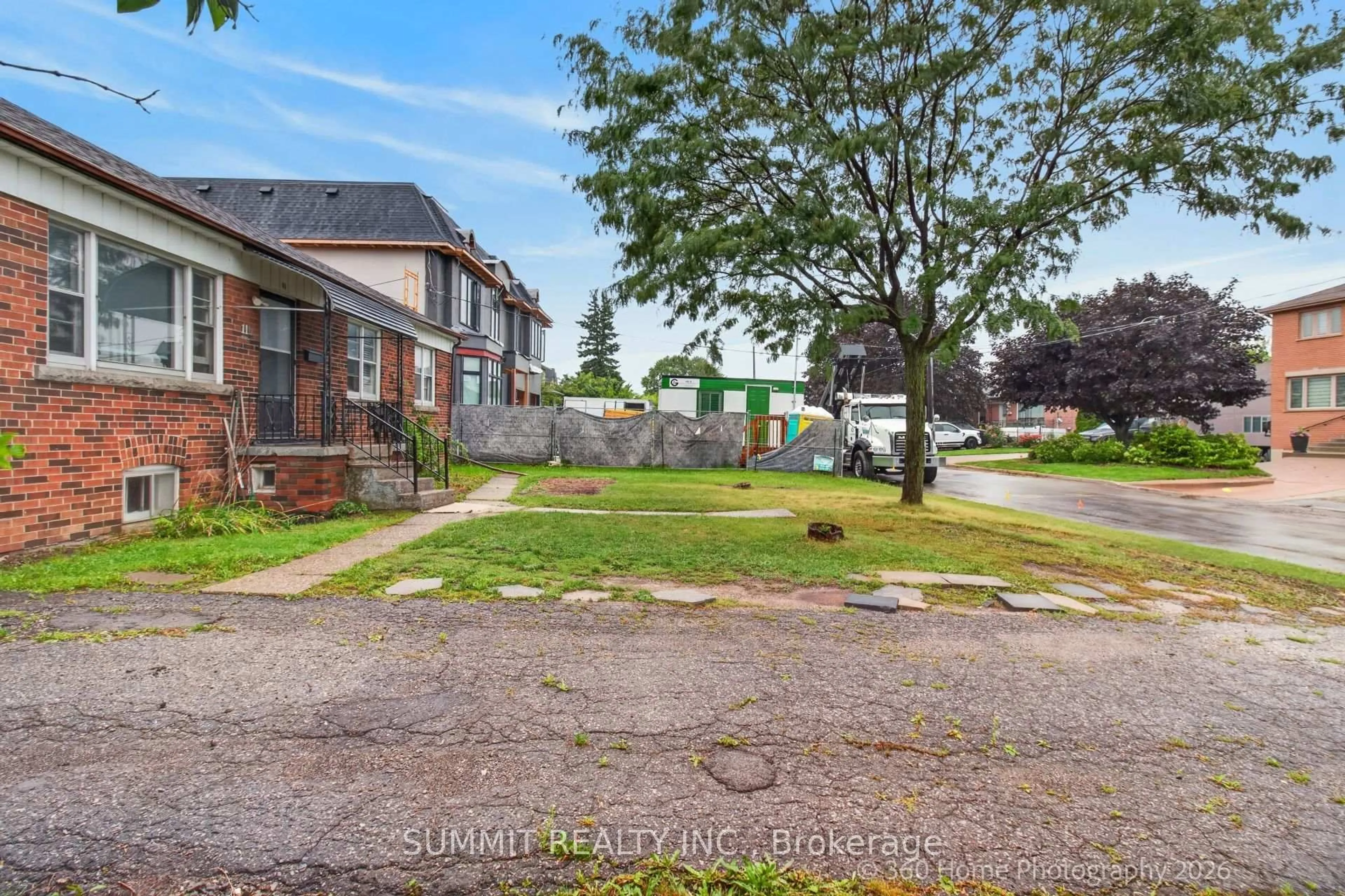 A pic from outside/outdoor area/front of a property/back of a property/a pic from drone, street for 11 Faith Ave, Toronto Ontario M3H 1W2