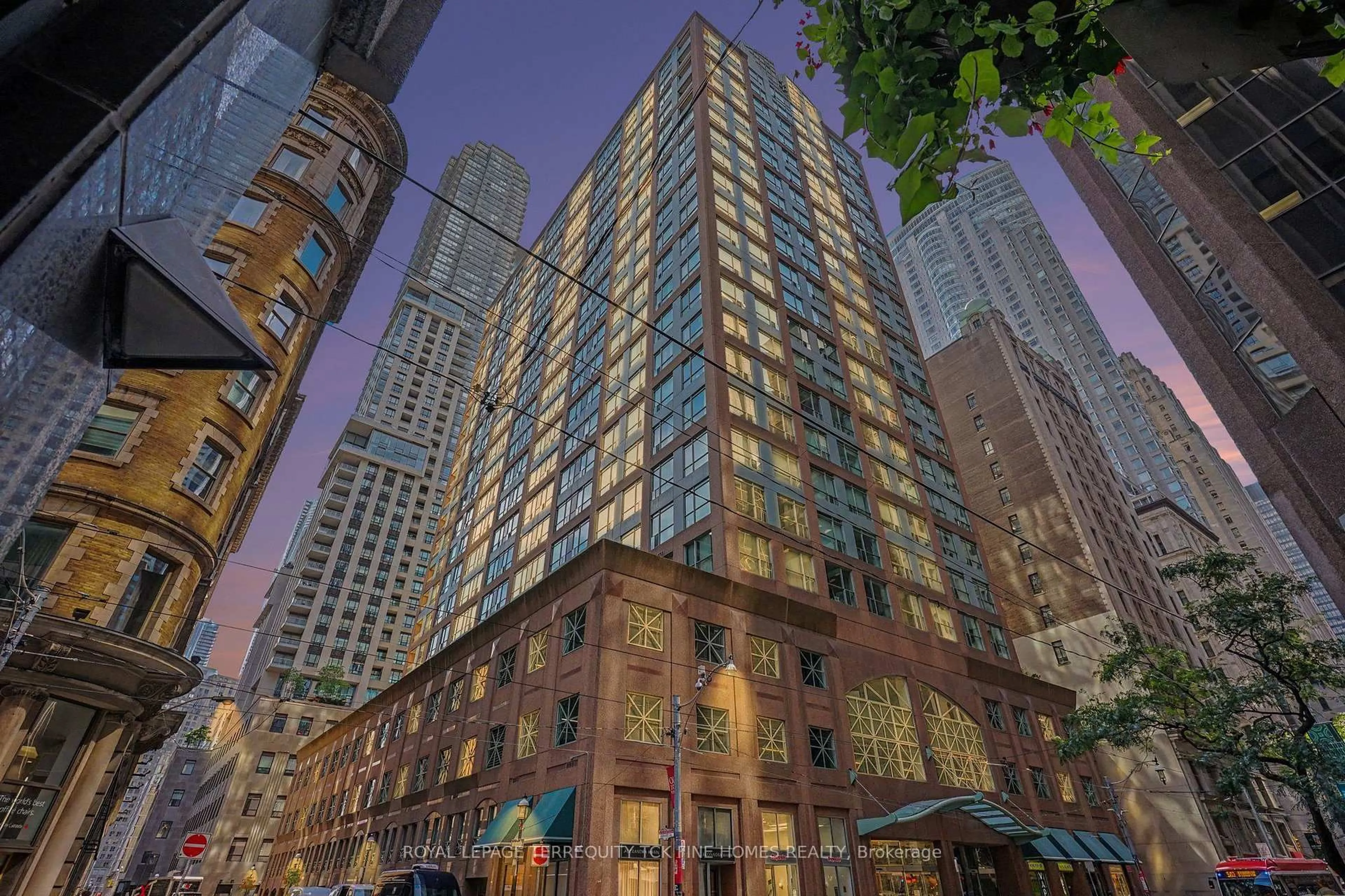 Patio, building for 7 King St #1814, Toronto Ontario M5C 3C5