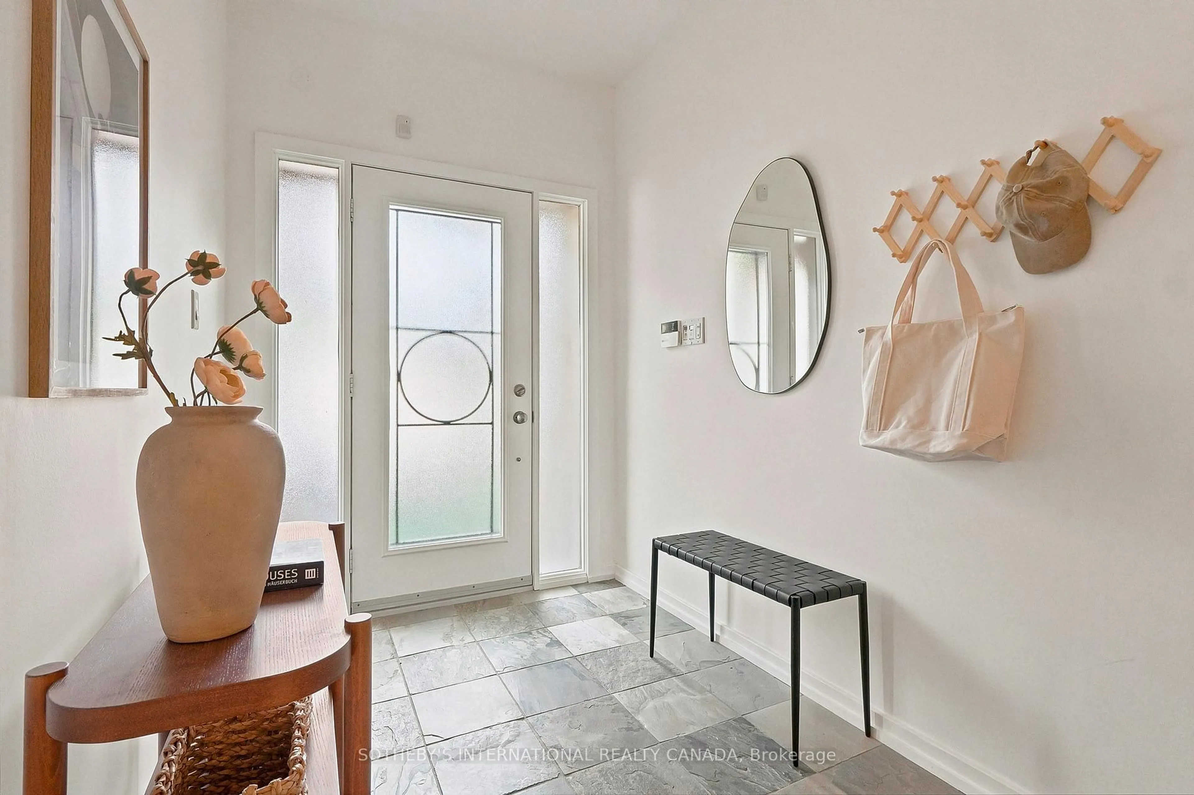 Indoor entryway for 2 Sibelius Lane, Toronto Ontario M5R 3V8