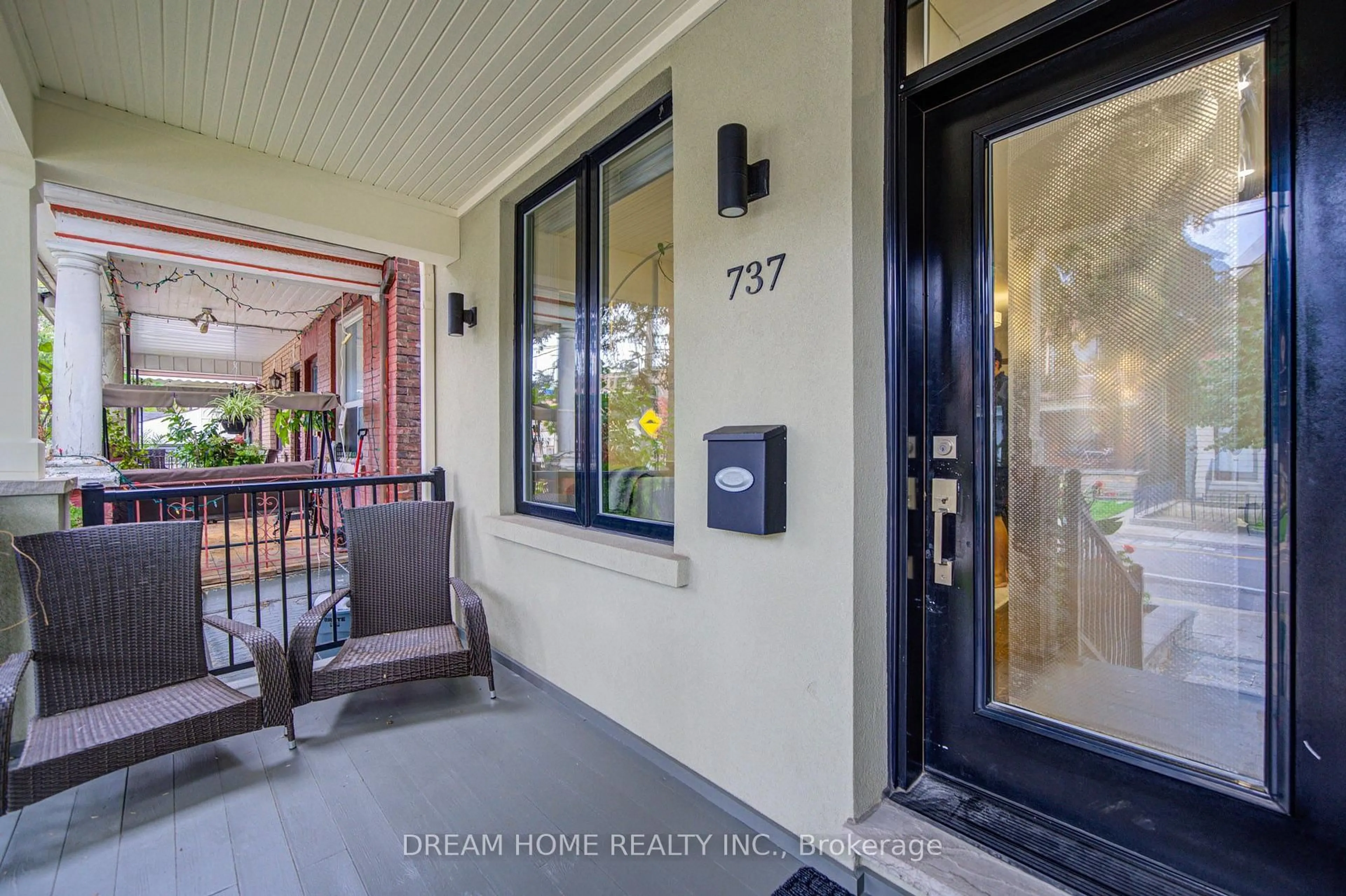 Indoor entryway for 737 Shaw St, Toronto Ontario M6G 3L8
