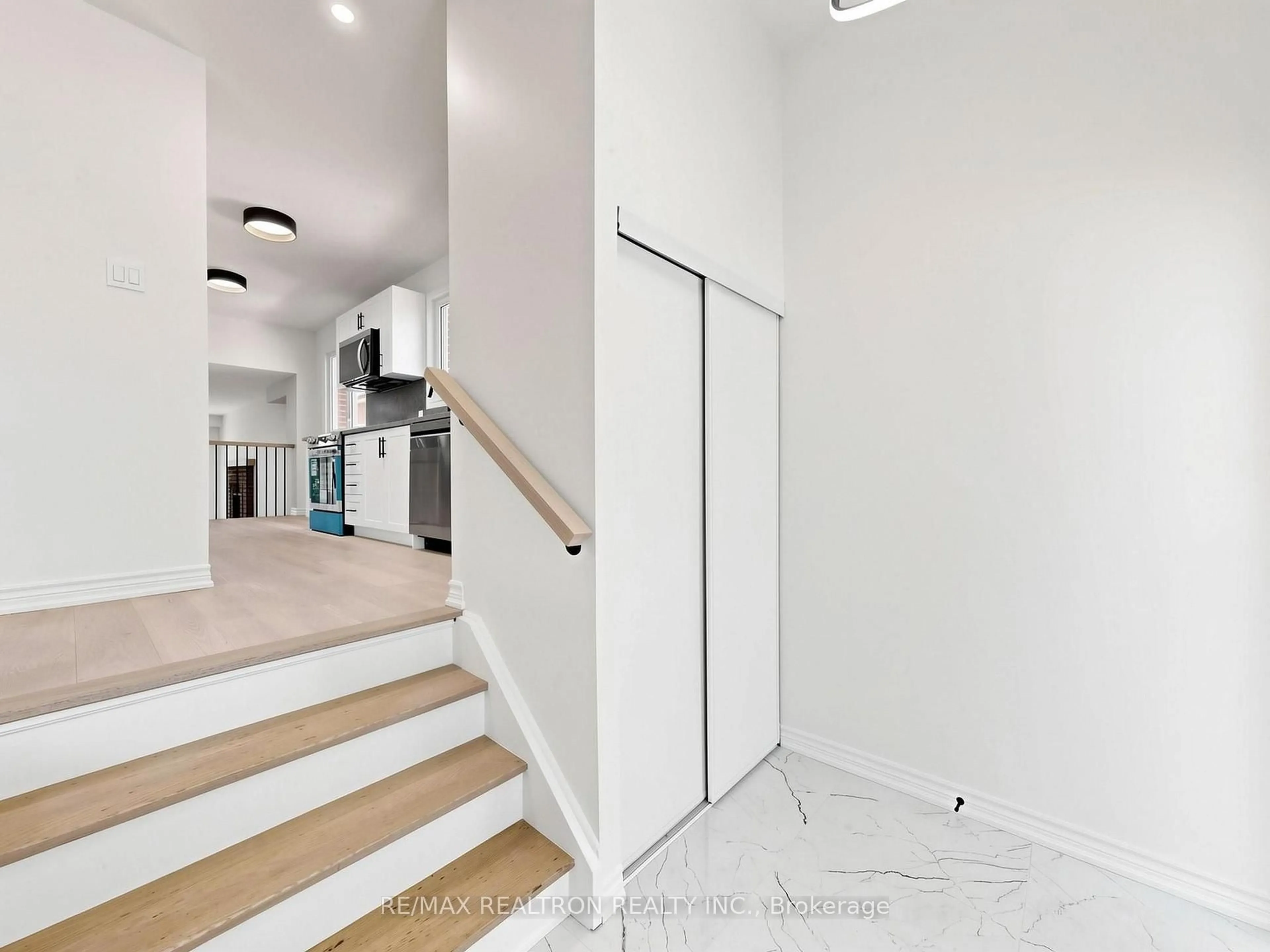 Indoor foyer for 20 Harnworth Dr, Toronto Ontario M2H 3C2