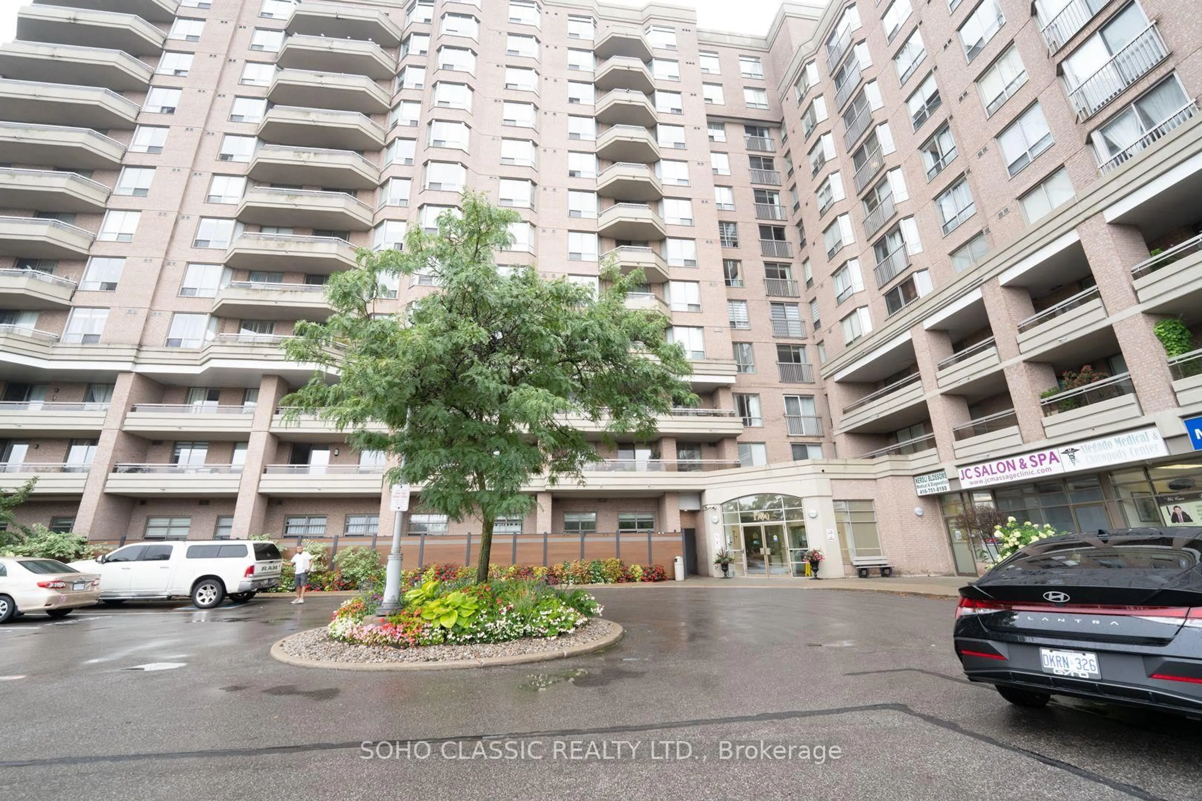 Indoor foyer for 1700 Eglinton Ave #809, Toronto Ontario M4A 2X4