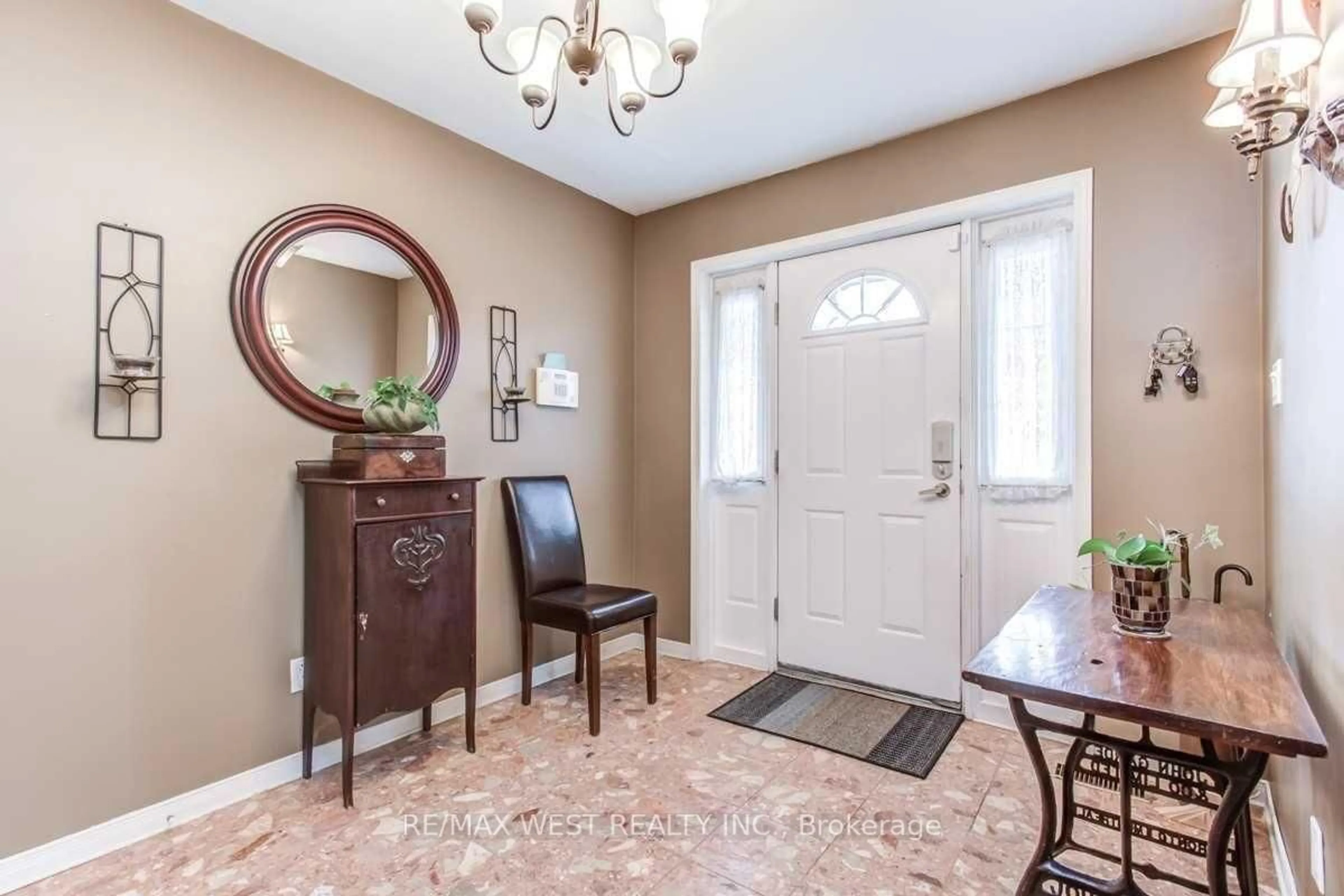 Indoor entryway for 170 Newton Dr, Toronto Ontario M2M 2N7