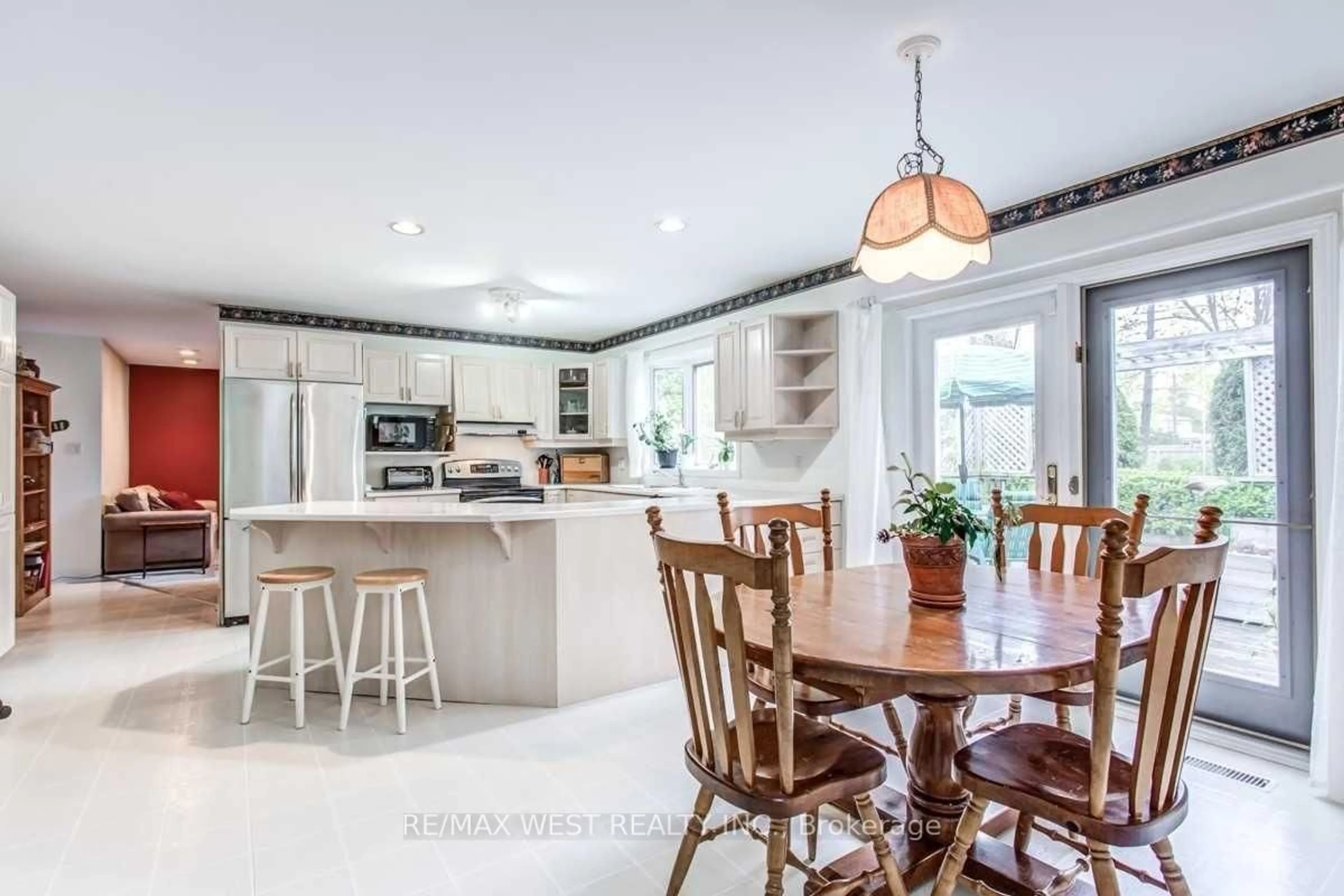 Open concept kitchen, ceramic/tile floor for 170 Newton Dr, Toronto Ontario M2M 2N7