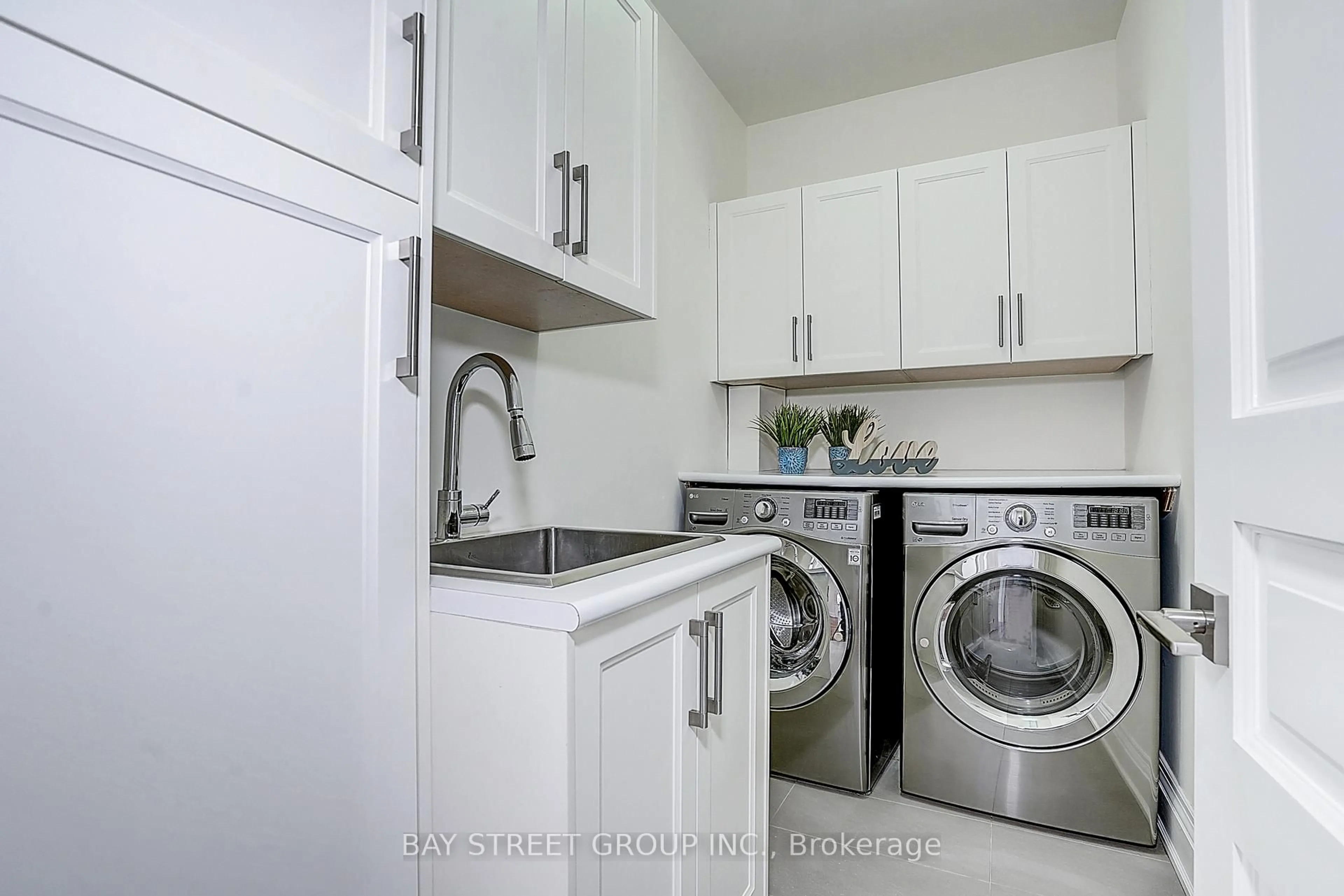 Laundry room for 28 Carnwath Cres, Toronto Ontario M2P 1J5