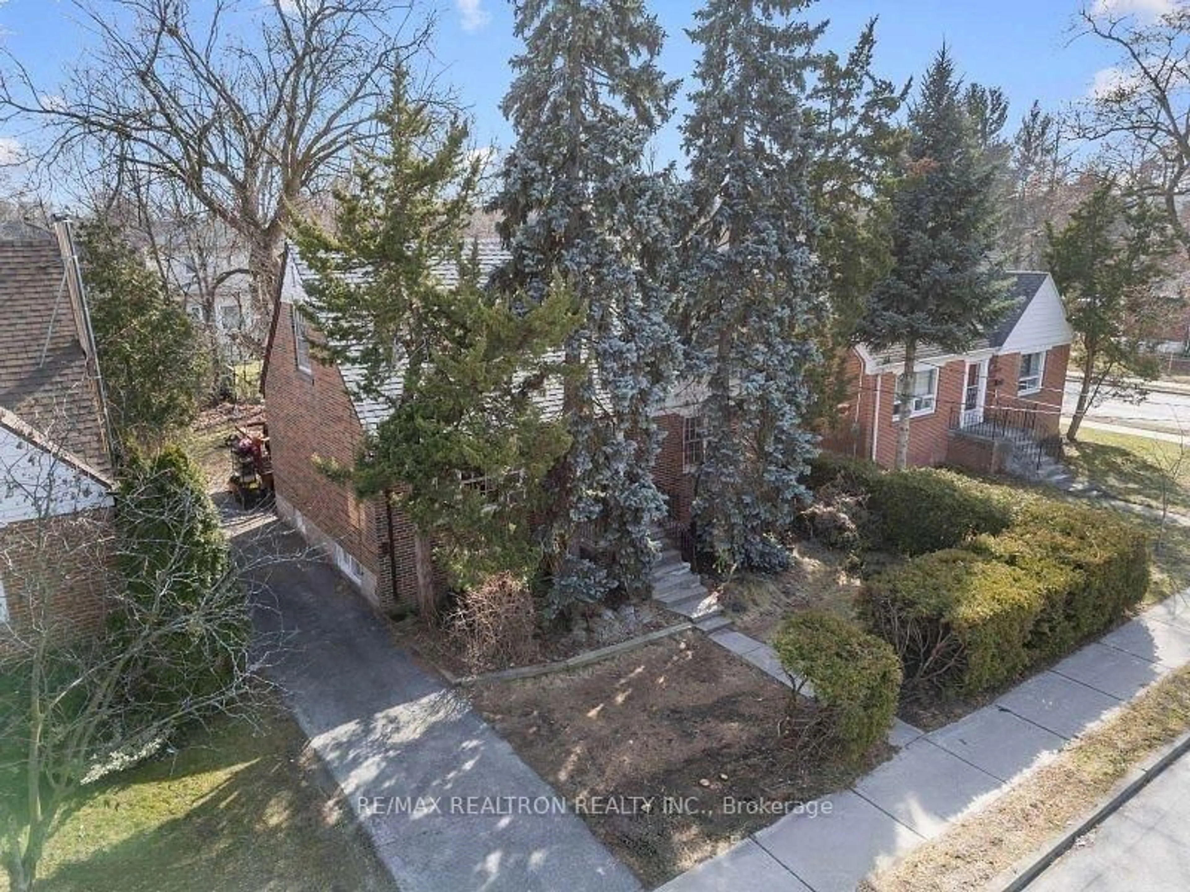 A pic from outside/outdoor area/front of a property/back of a property/a pic from drone, street for 303 Bogert Ave, Toronto Ontario M2N 1L4