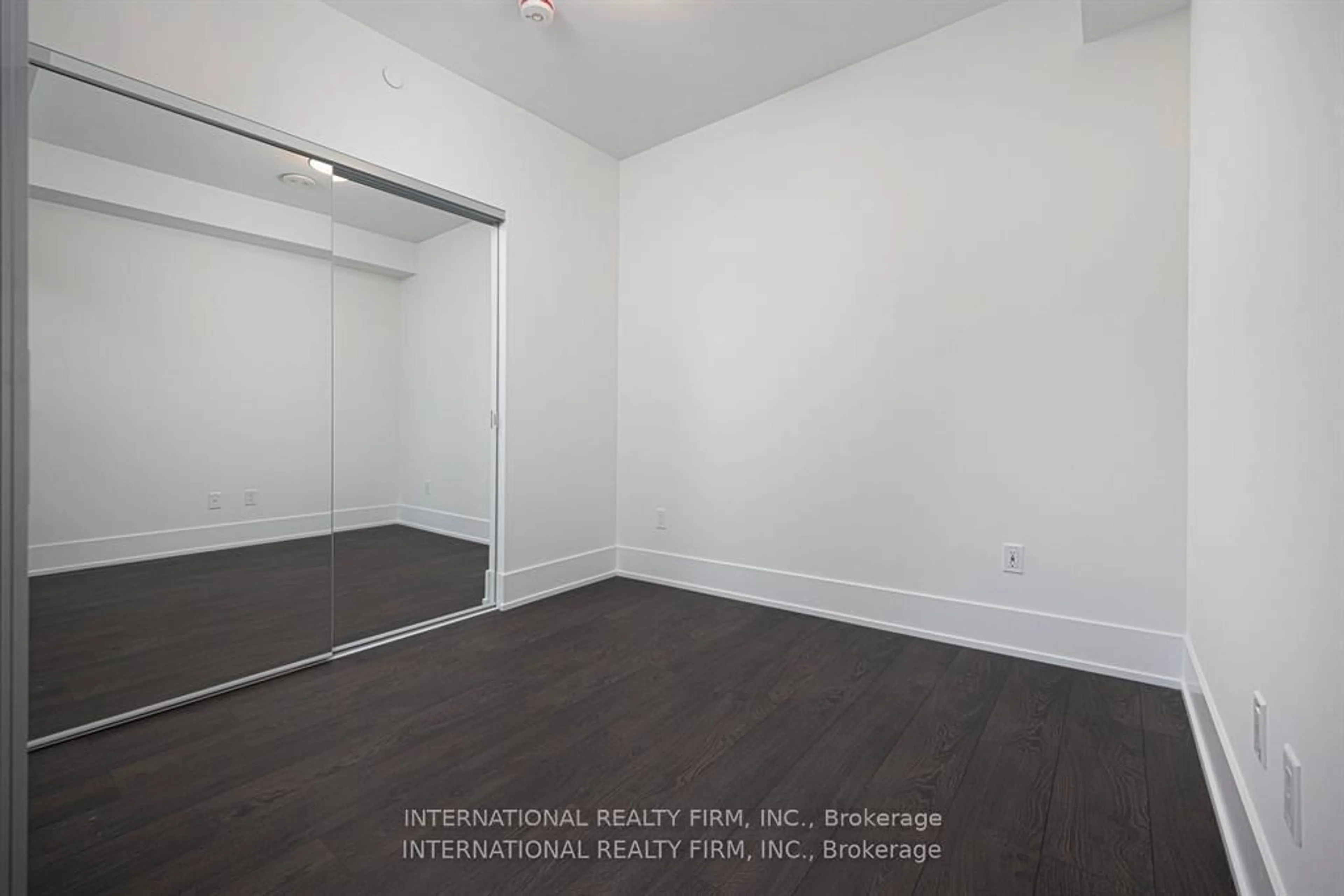 A pic of a room for 480 FRONT St #1703, Toronto Ontario M5V 0V5