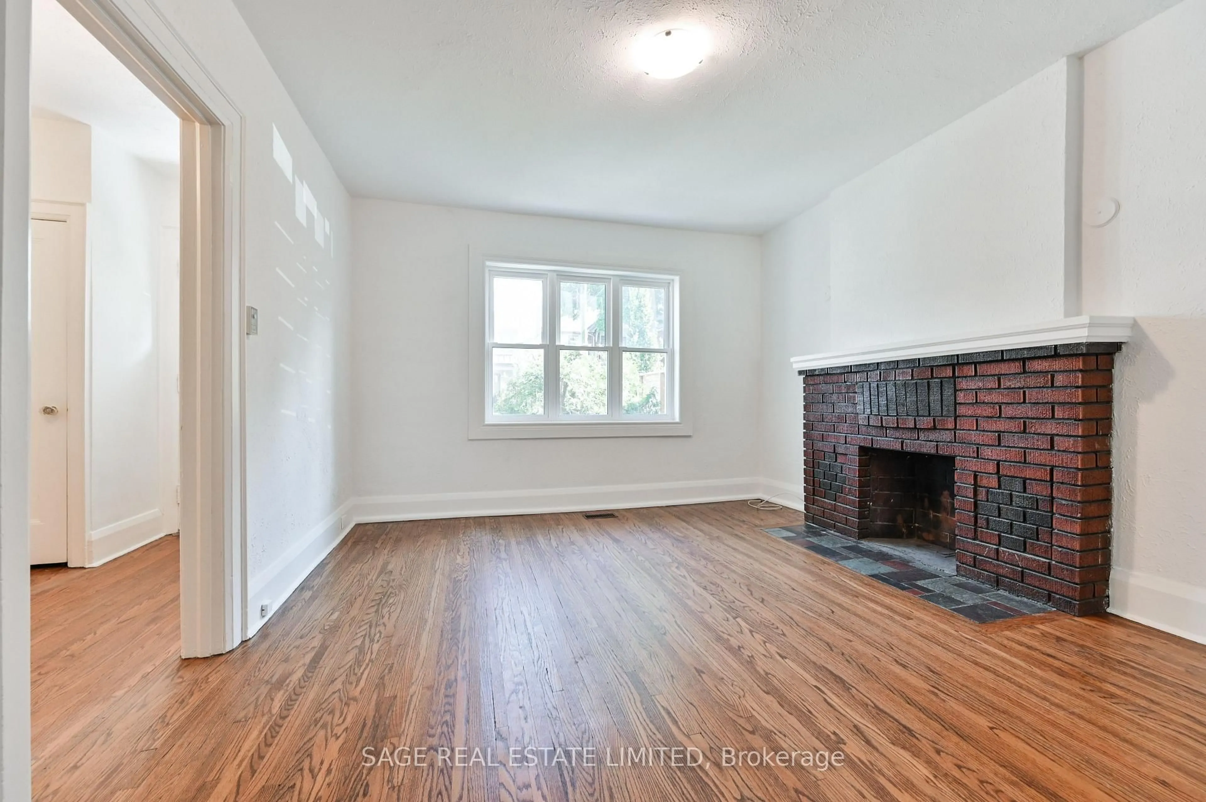 A pic of a room for 152 Manor Rd, Toronto Ontario M4S 1R6