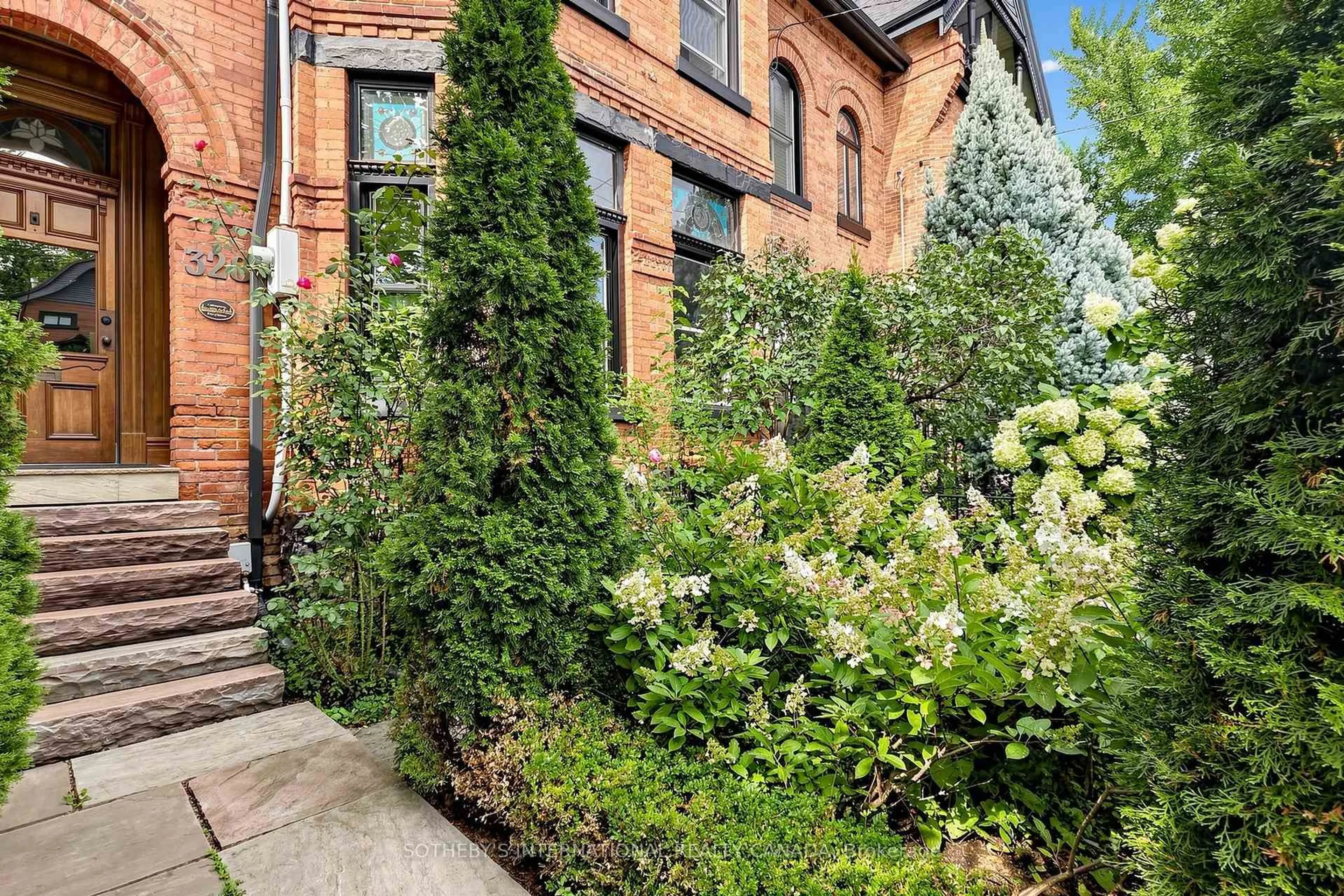 Patio, street for 328 Wellesley St, Toronto Ontario M4X 1H3