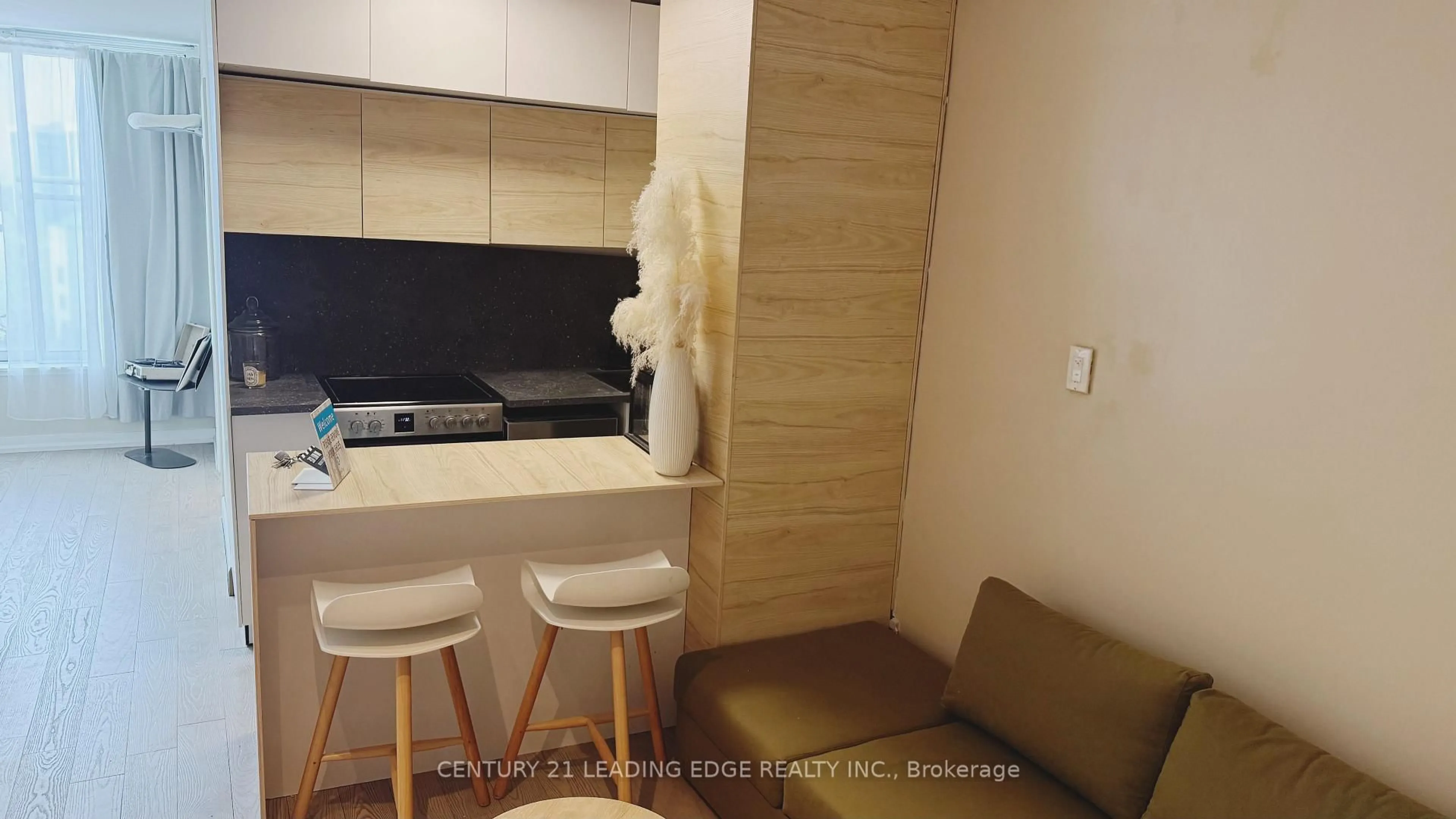 Standard kitchen, wood/laminate floor for 650 Queens Quay #1821, Toronto Ontario M5V 3N2