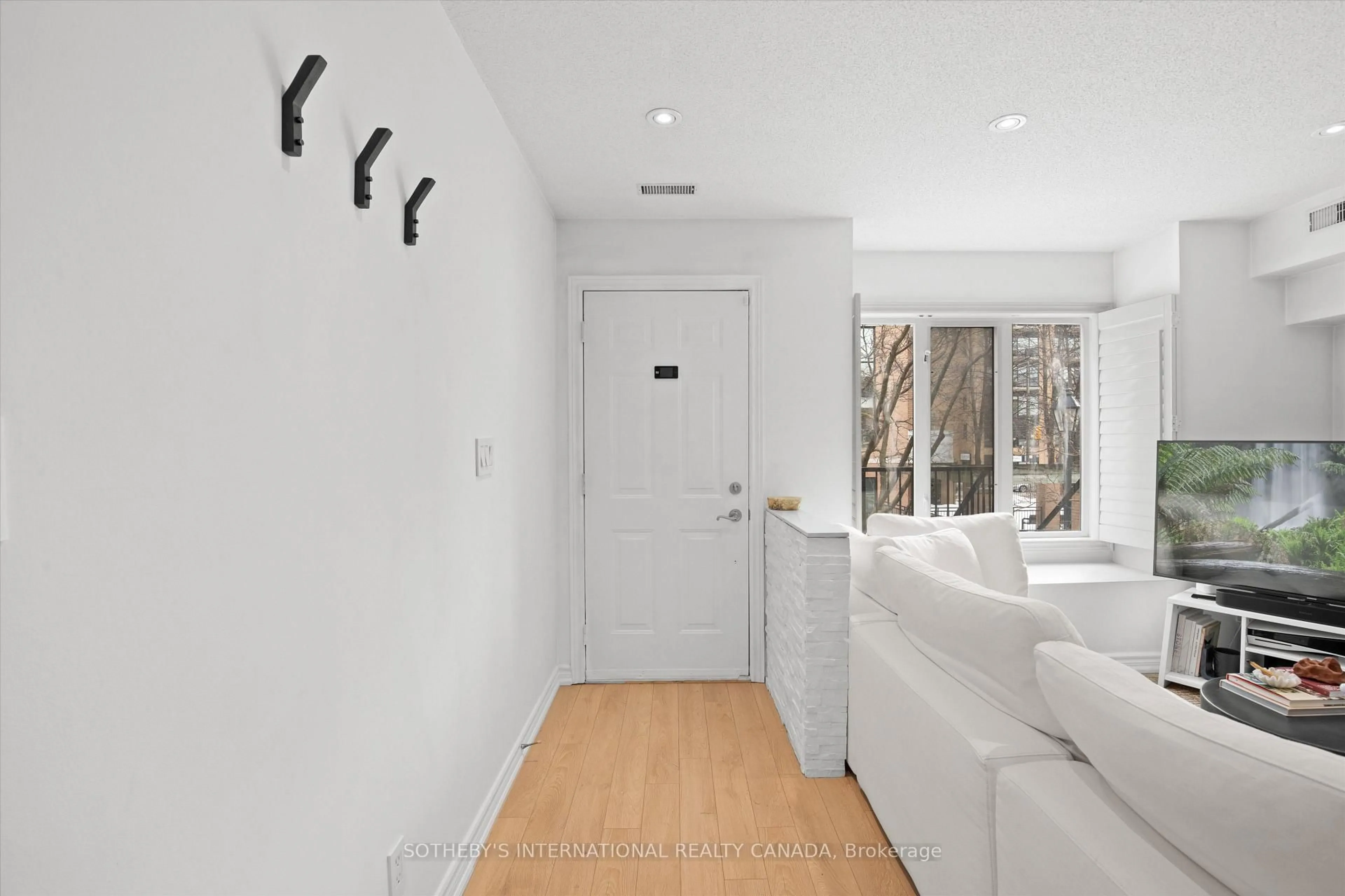 Indoor entryway for 208 Niagara St #18, Toronto Ontario M6J 3W5