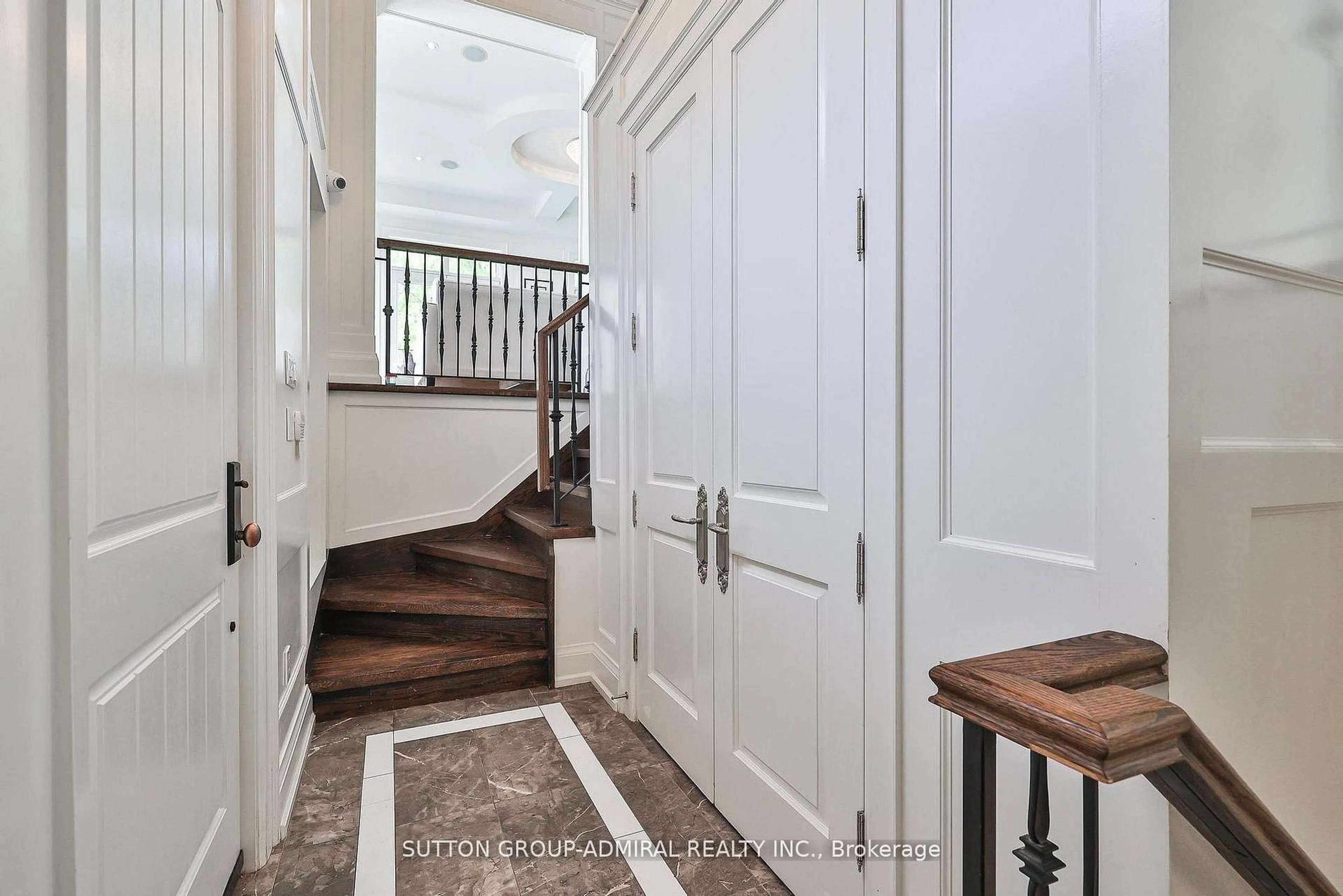 Indoor entryway for 137 Florence Ave, Toronto Ontario M2N 1G2