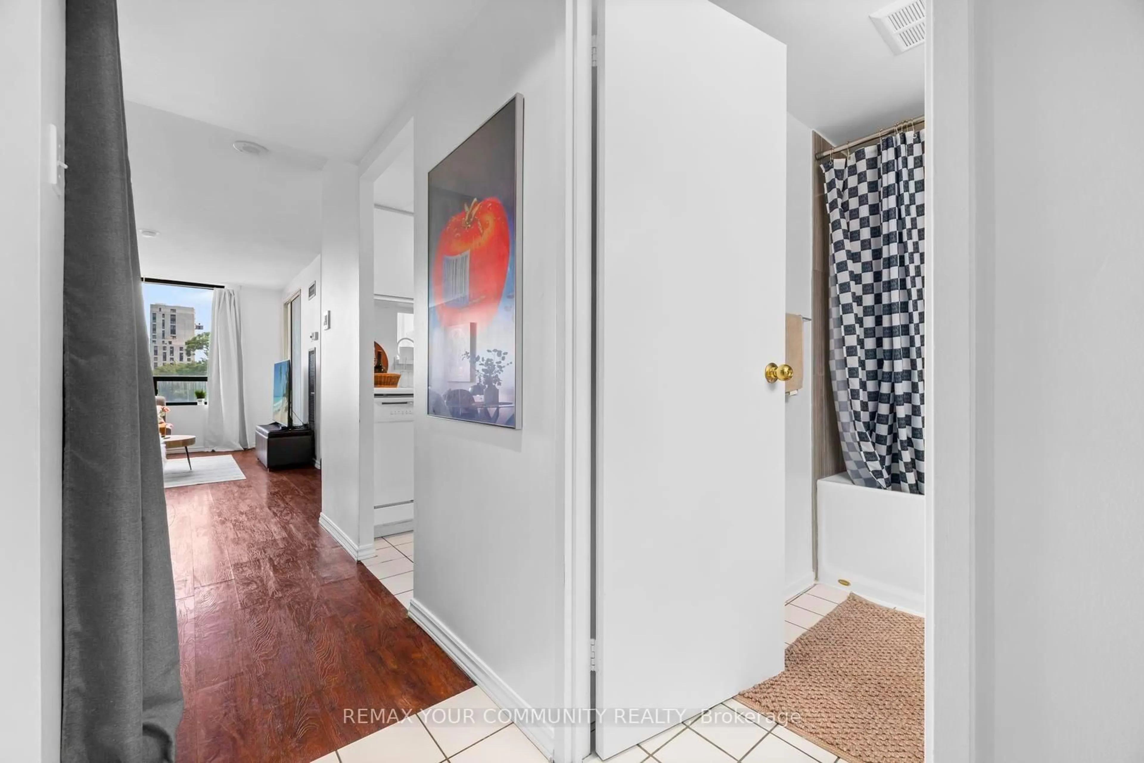 Indoor entryway for 117 Gerrard St #504, Toronto Ontario M5B 2L4