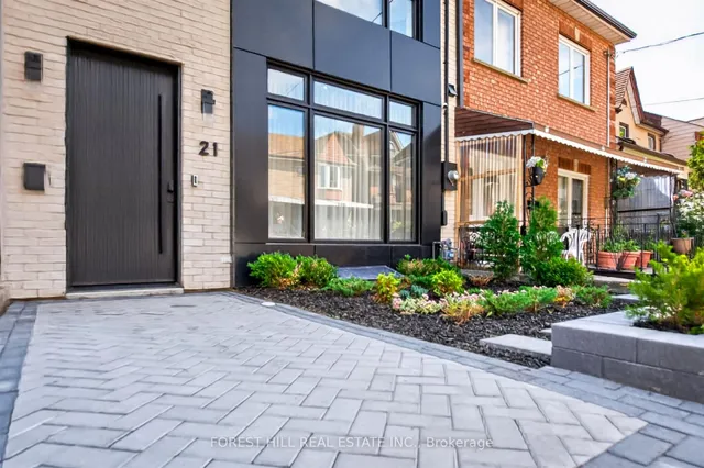 21 Foxley St, Toronto 3
