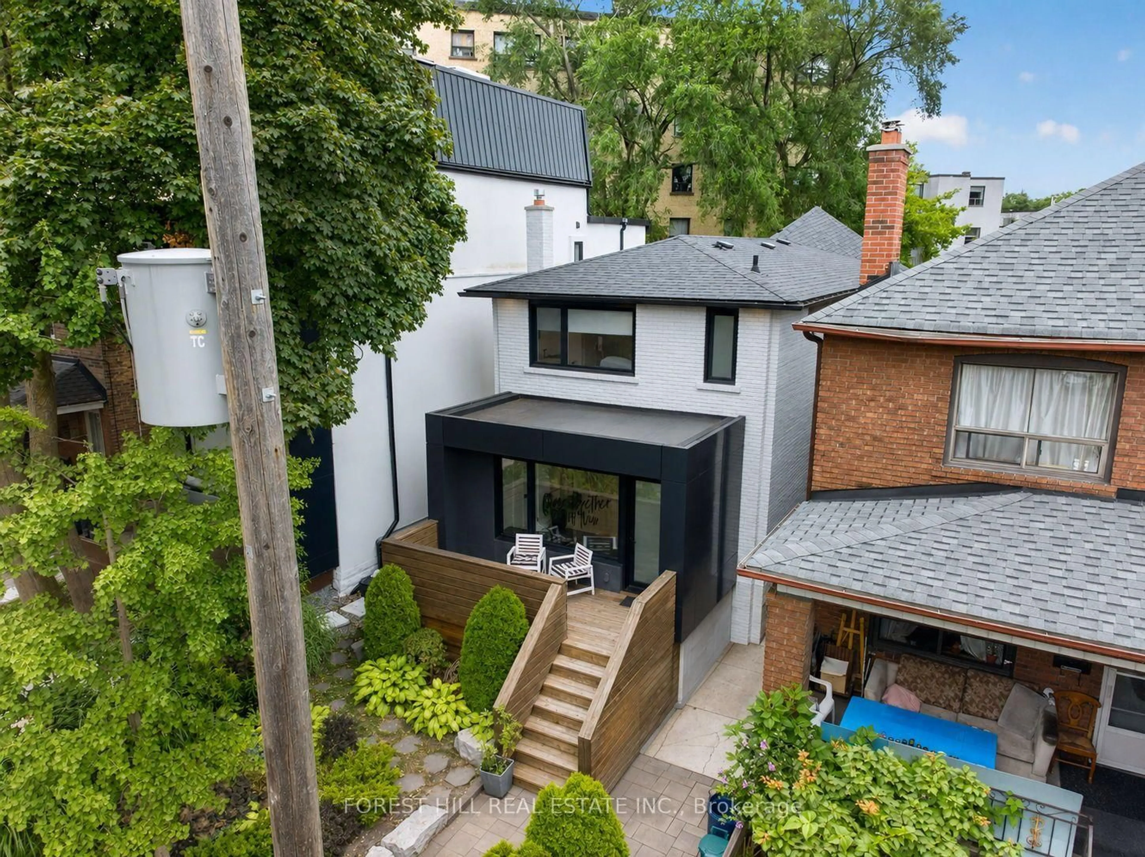 A pic from outside/outdoor area/front of a property/back of a property/a pic from drone, street for 309 Wychwood Ave, Toronto Ontario M6C 2T6