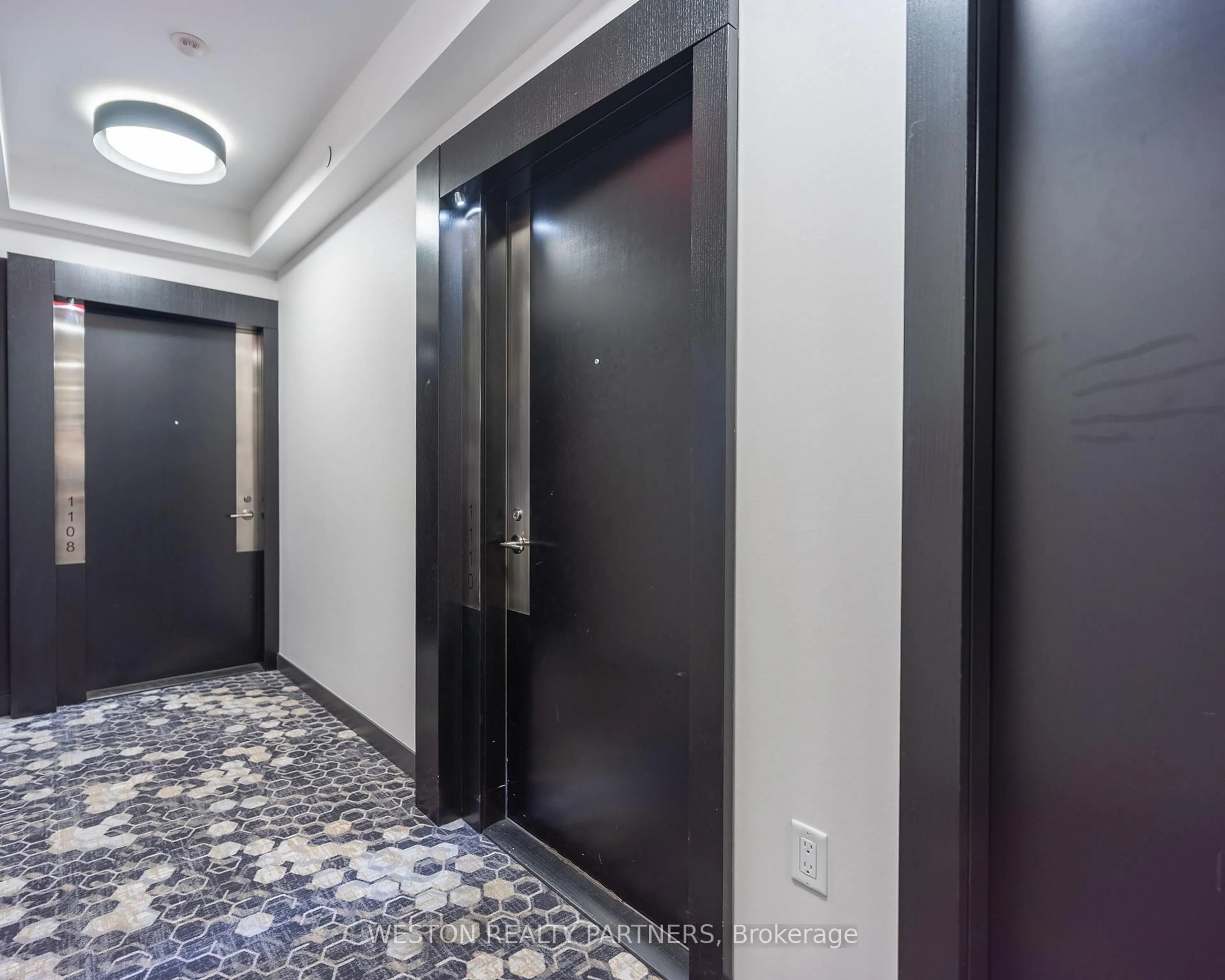 Indoor foyer for 101 Erskine Ave #1110, Toronto Ontario M4P 1Y5
