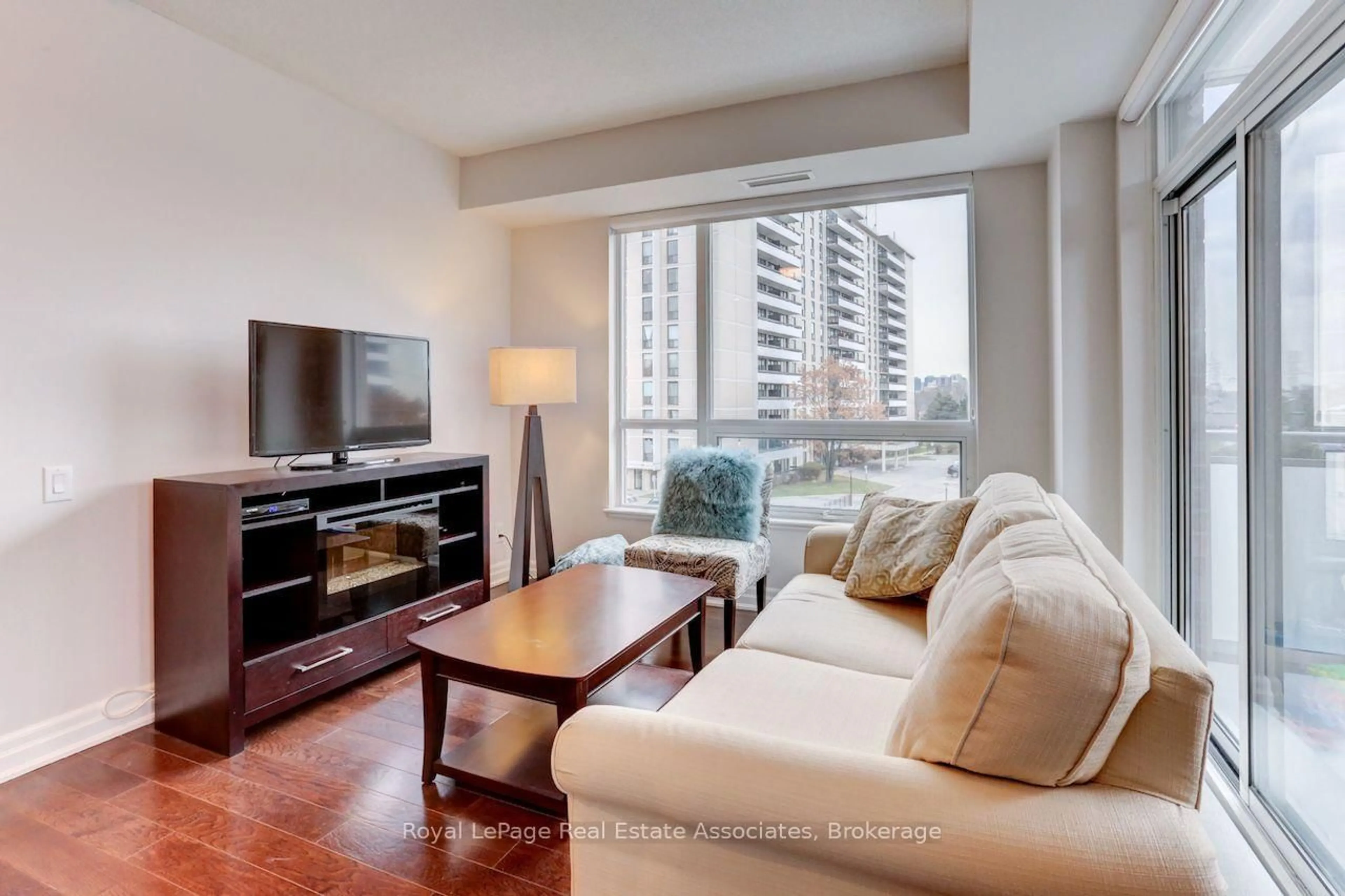 Living room with furniture, wood/laminate floor for 17 Ruddington Dr #402, Toronto Ontario M2K 0A8