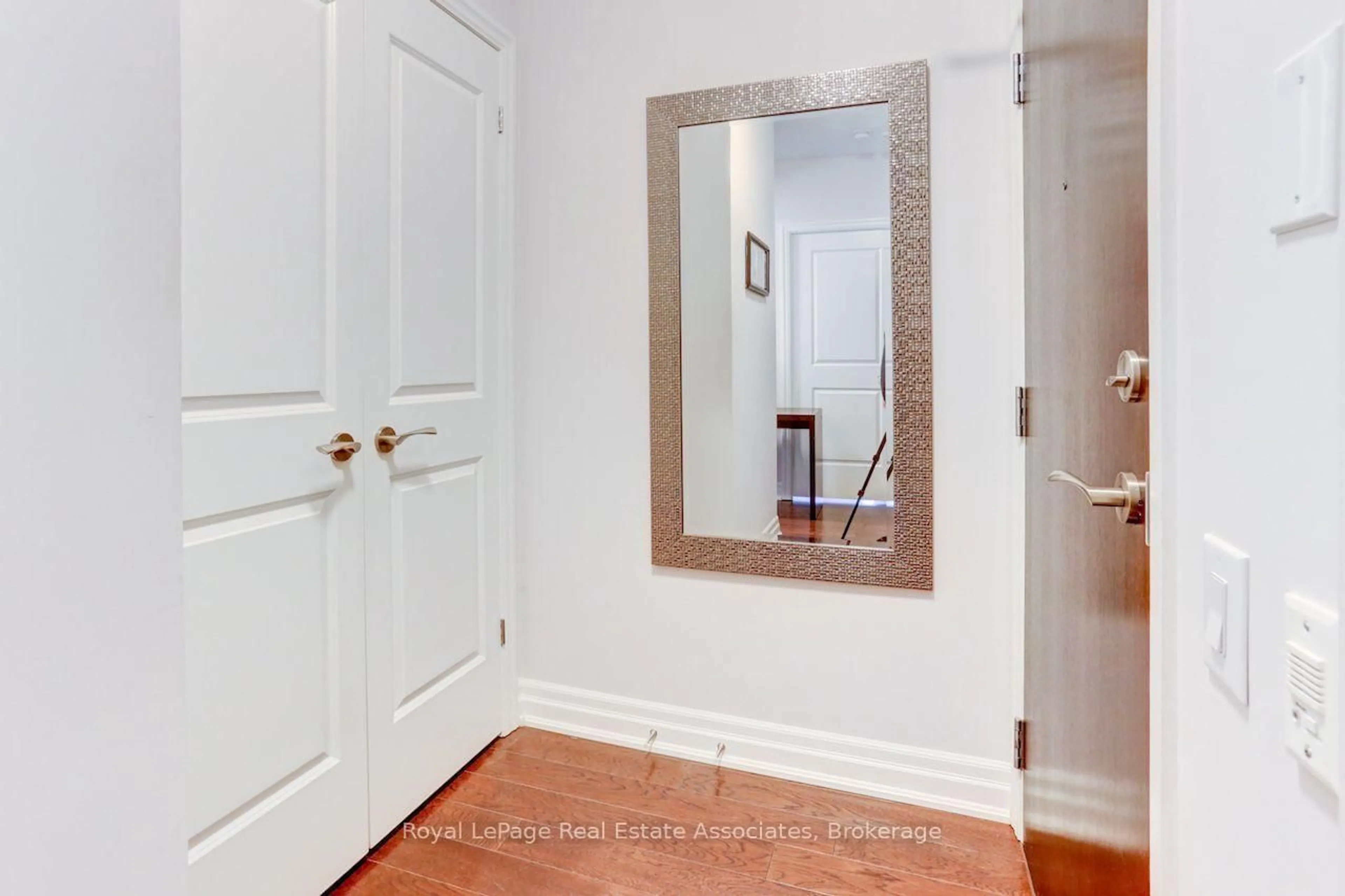Indoor entryway for 17 Ruddington Dr #402, Toronto Ontario M2K 0A8
