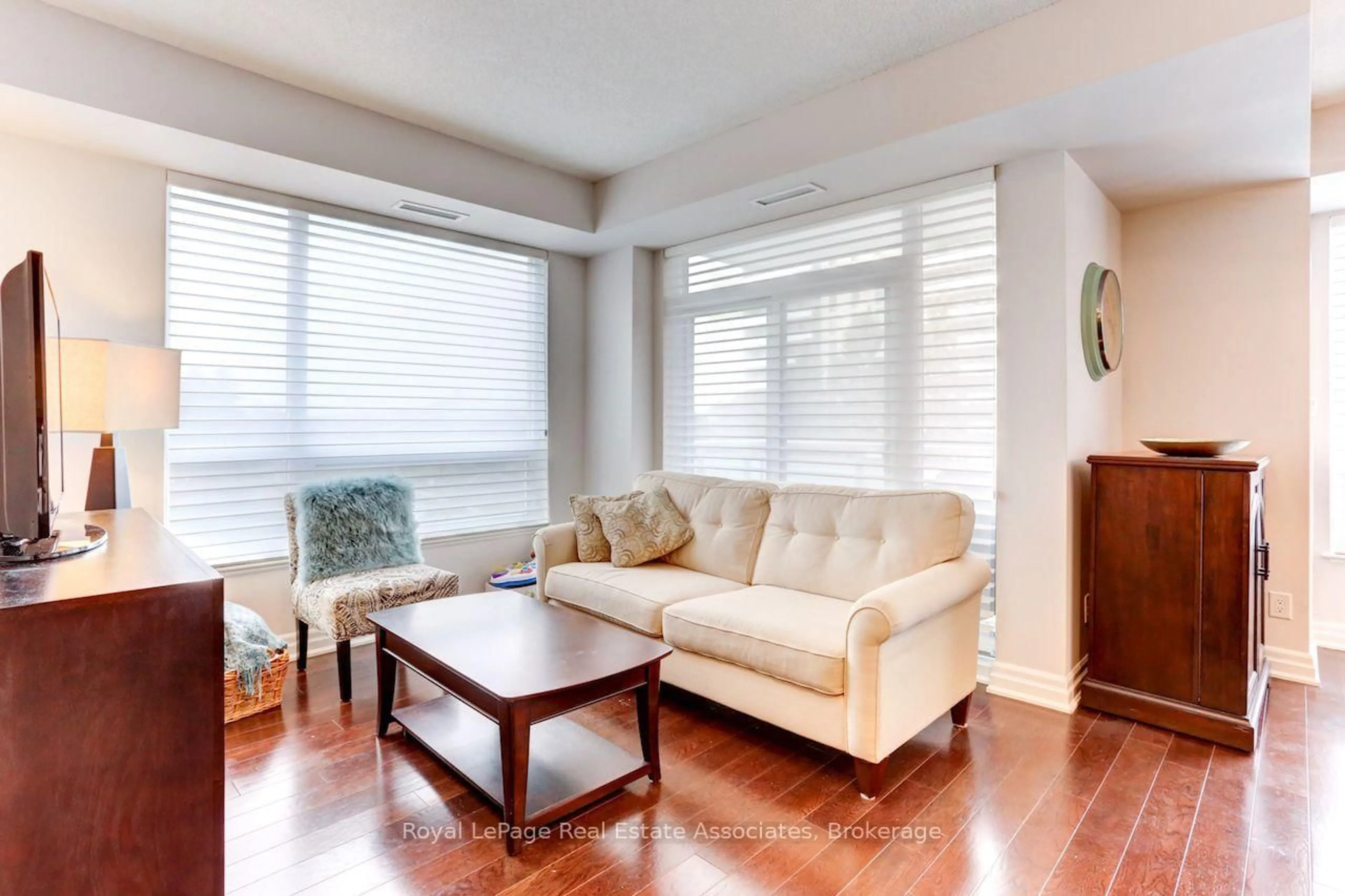 Living room with furniture, wood/laminate floor for 17 Ruddington Dr #402, Toronto Ontario M2K 0A8