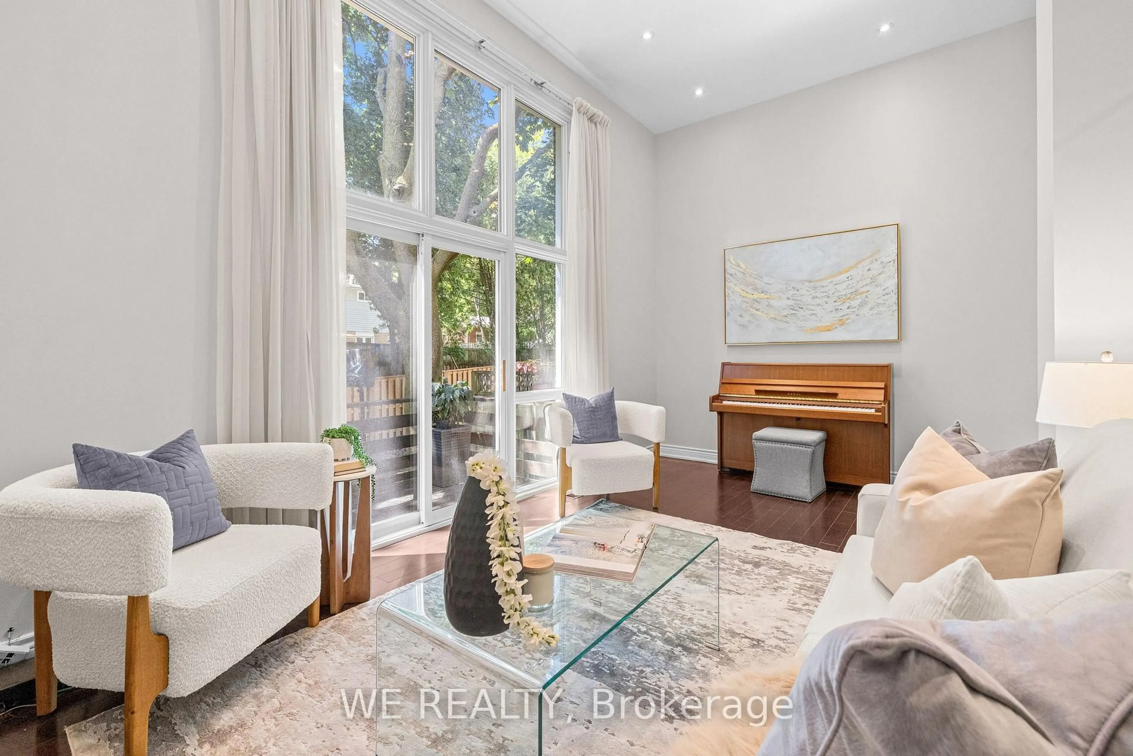 Living room with furniture, unknown for 11 Stonedale Plwy, Toronto Ontario M3B 1W2