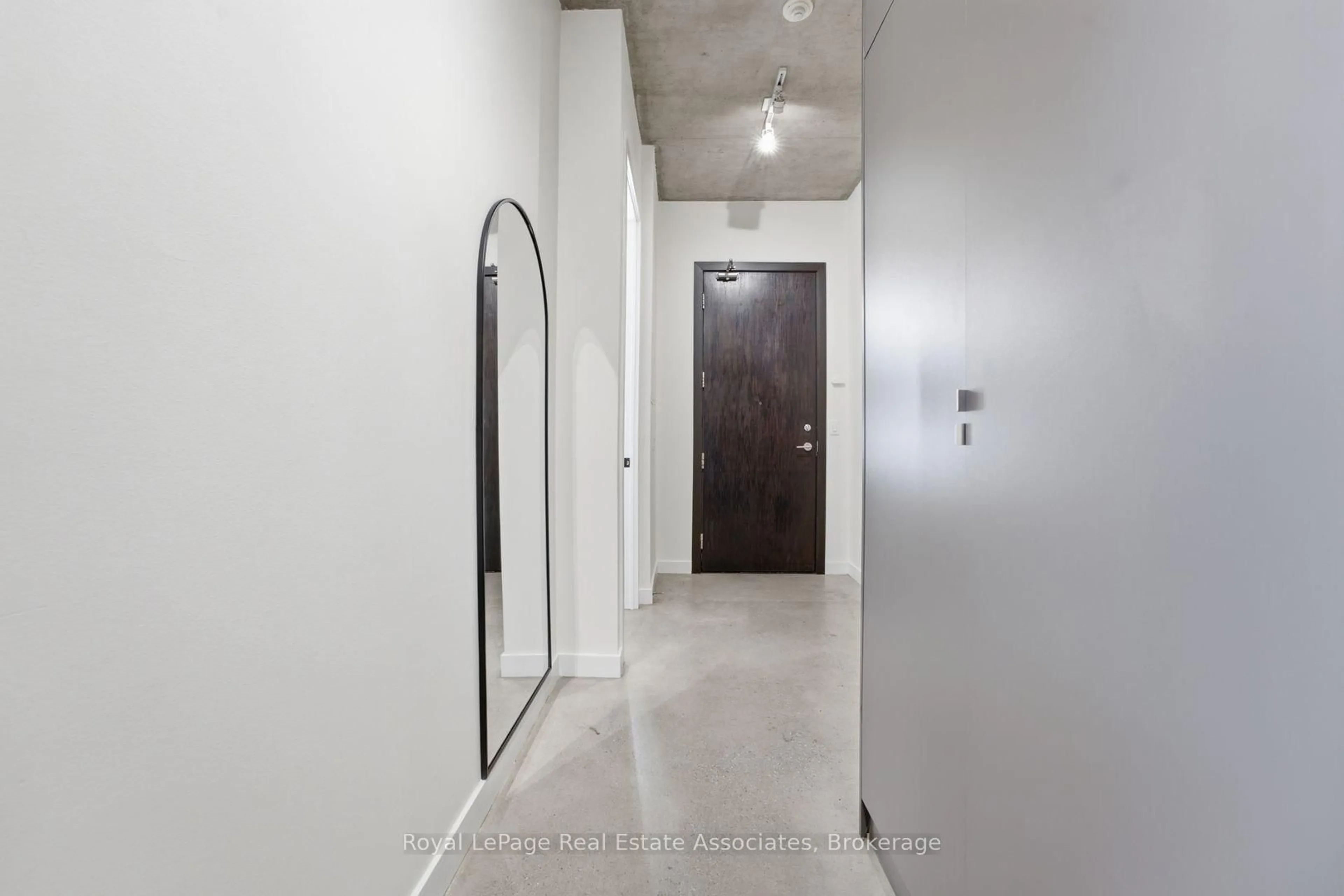 Indoor foyer for 19 Brant St #204, Toronto Ontario M5V 2L2
