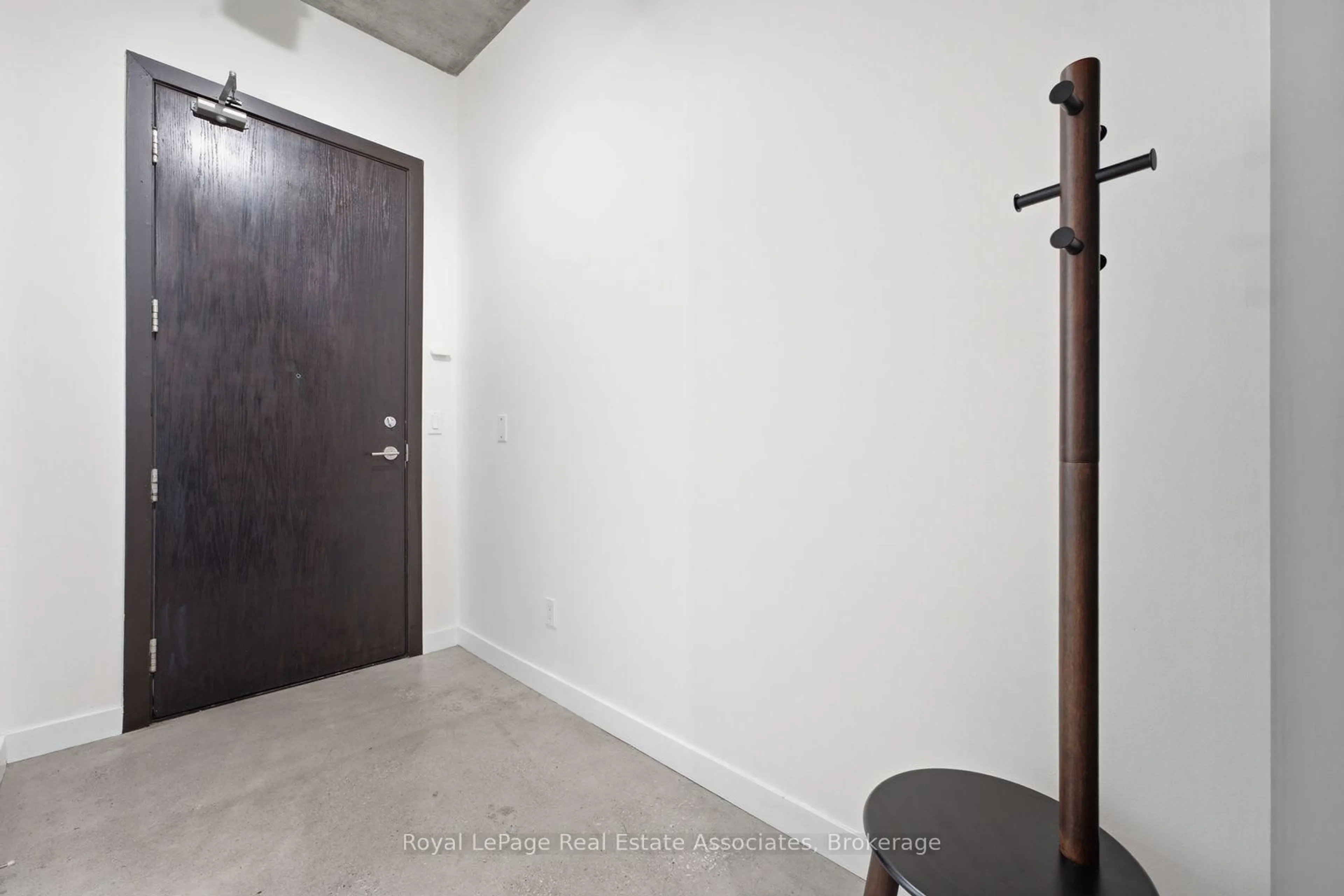 Indoor entryway for 19 Brant St #204, Toronto Ontario M5V 2L2