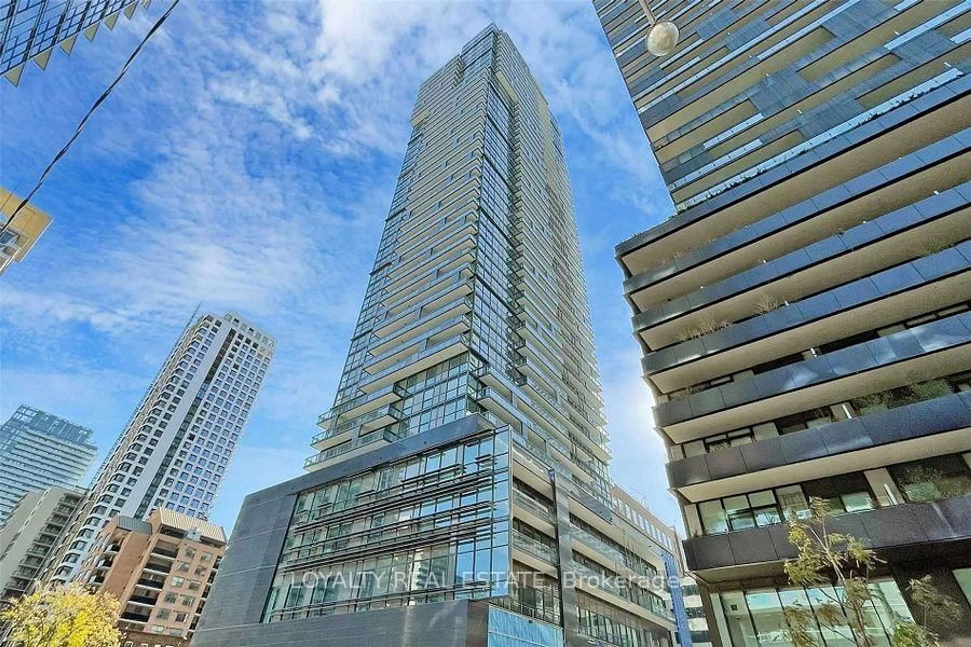 Indoor foyer for 39 Roehampton Ave #1409, Toronto Ontario M4P 1P9
