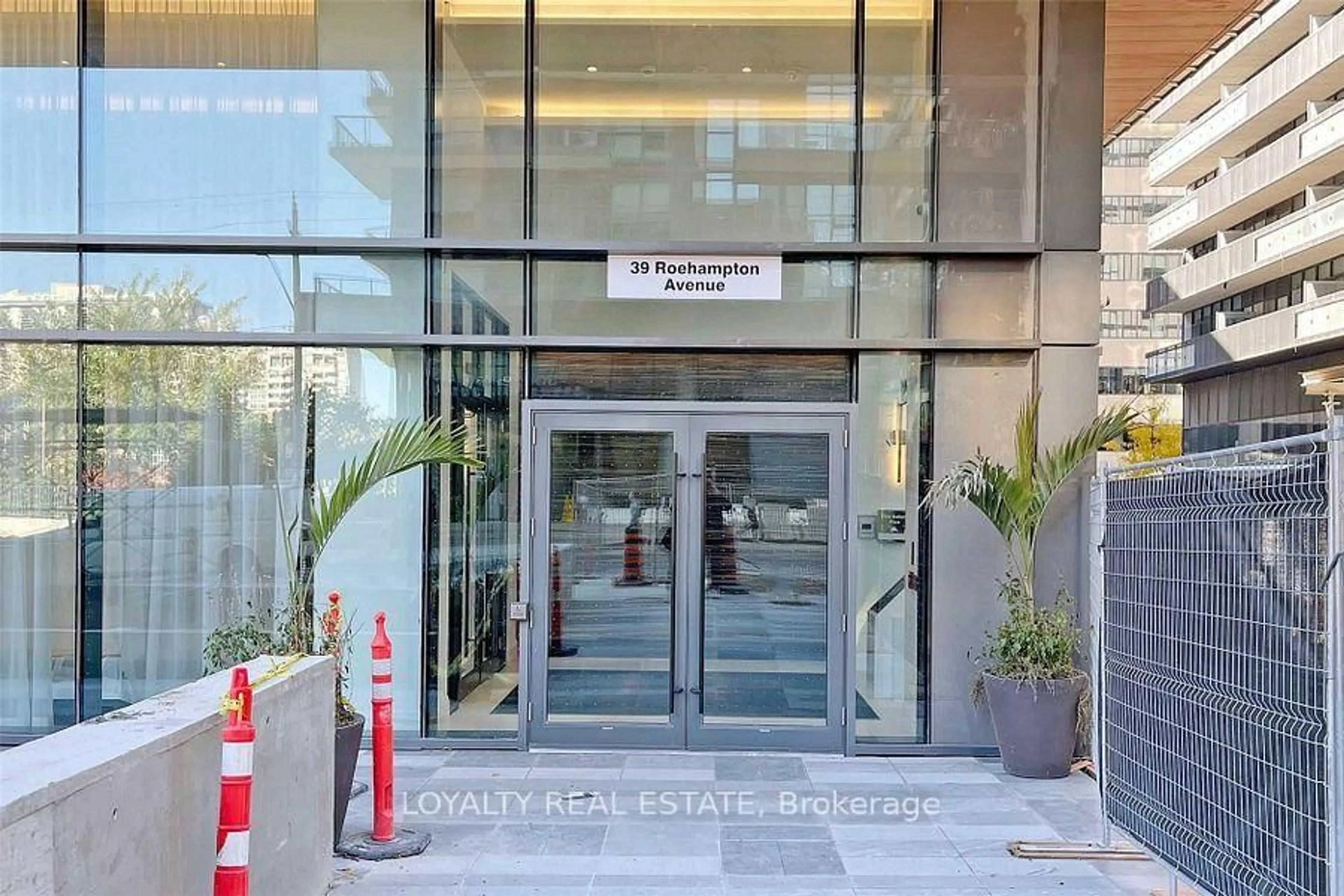 Indoor foyer for 39 Roehampton Ave #1409, Toronto Ontario M4P 1P9