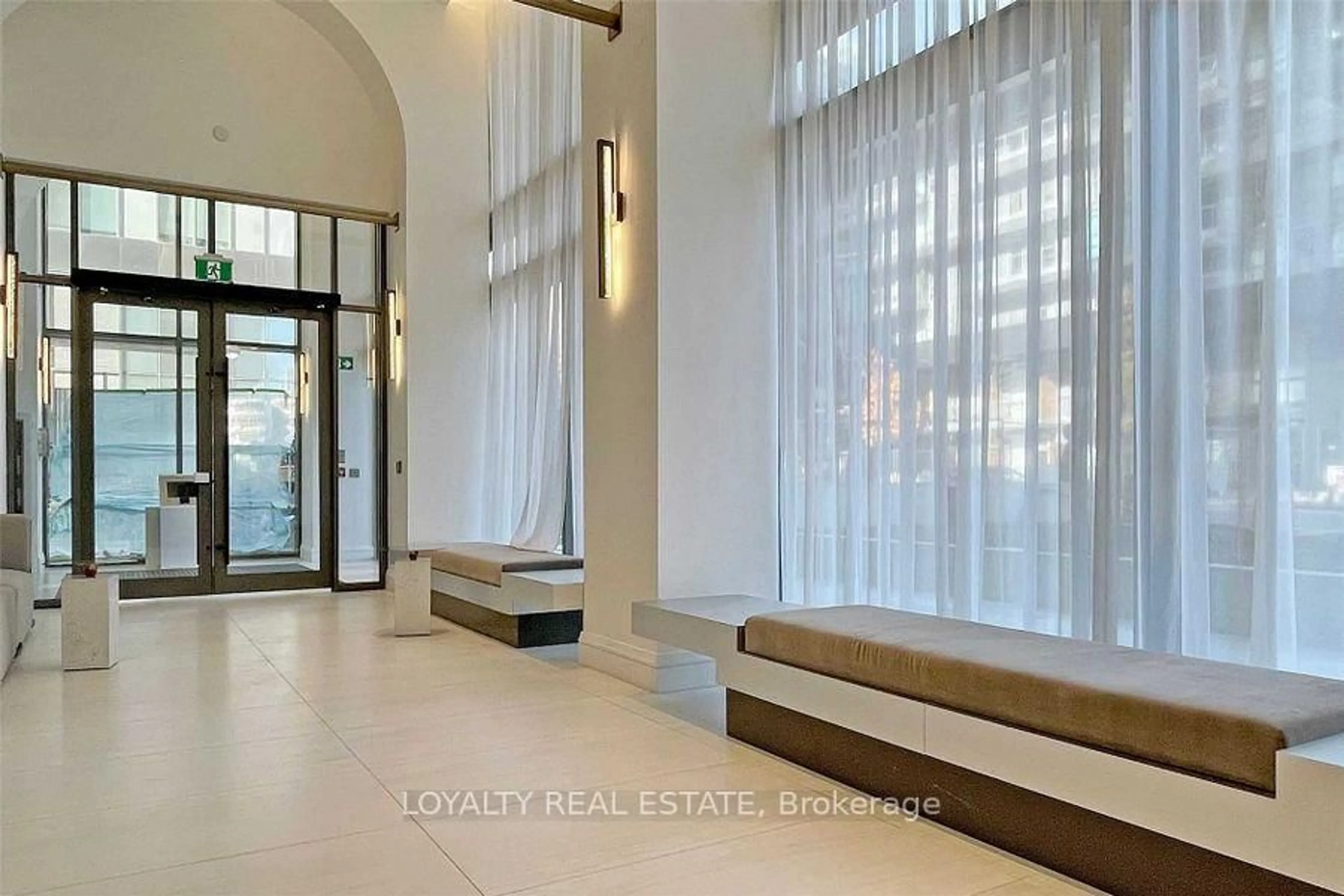 Indoor foyer for 39 Roehampton Ave #1409, Toronto Ontario M4P 1P9
