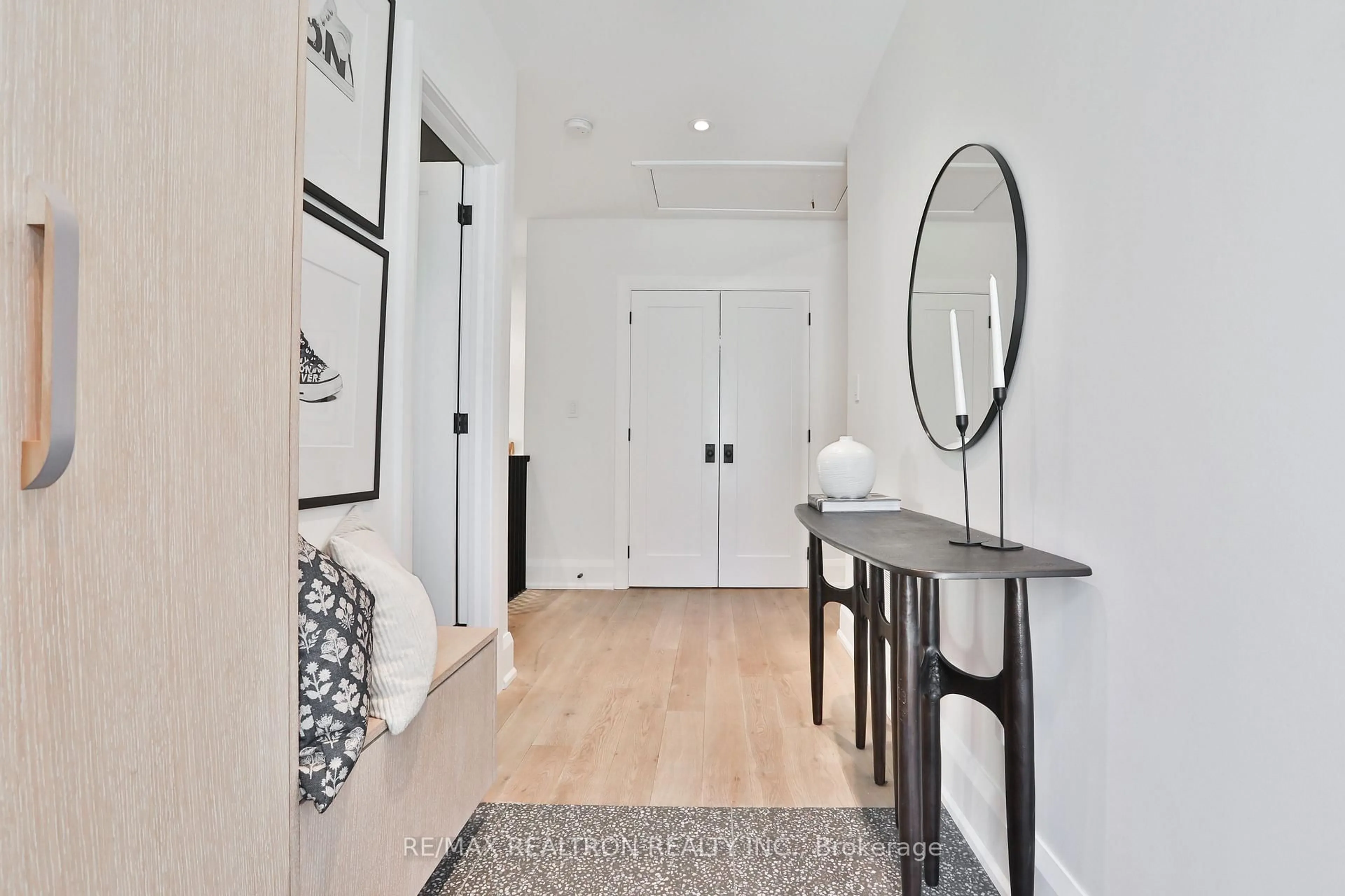 Indoor entryway for 46 Gloucester Grve, Toronto Ontario M6C 2A1