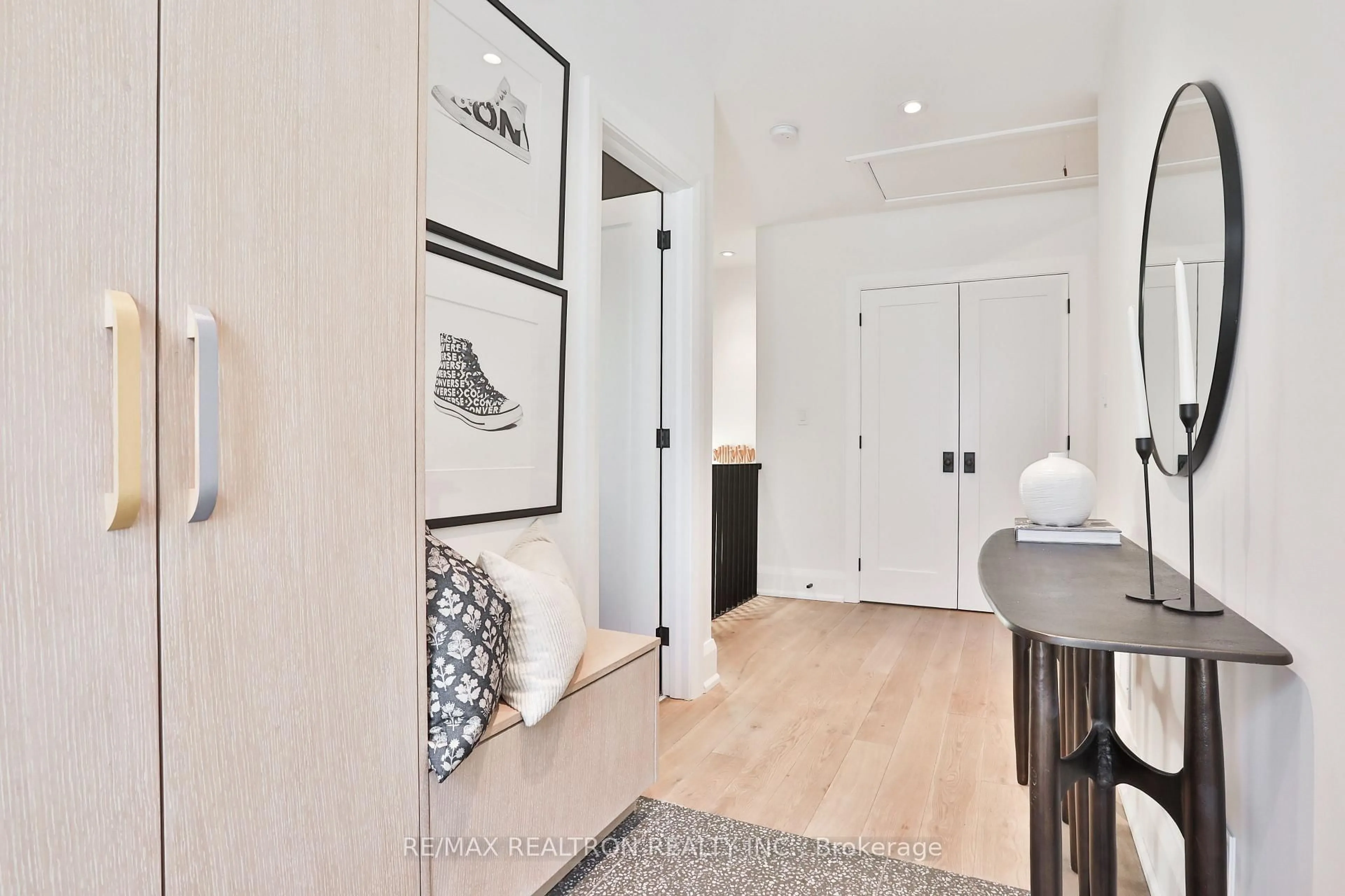 Indoor entryway for 46 Gloucester Grve, Toronto Ontario M6C 2A1