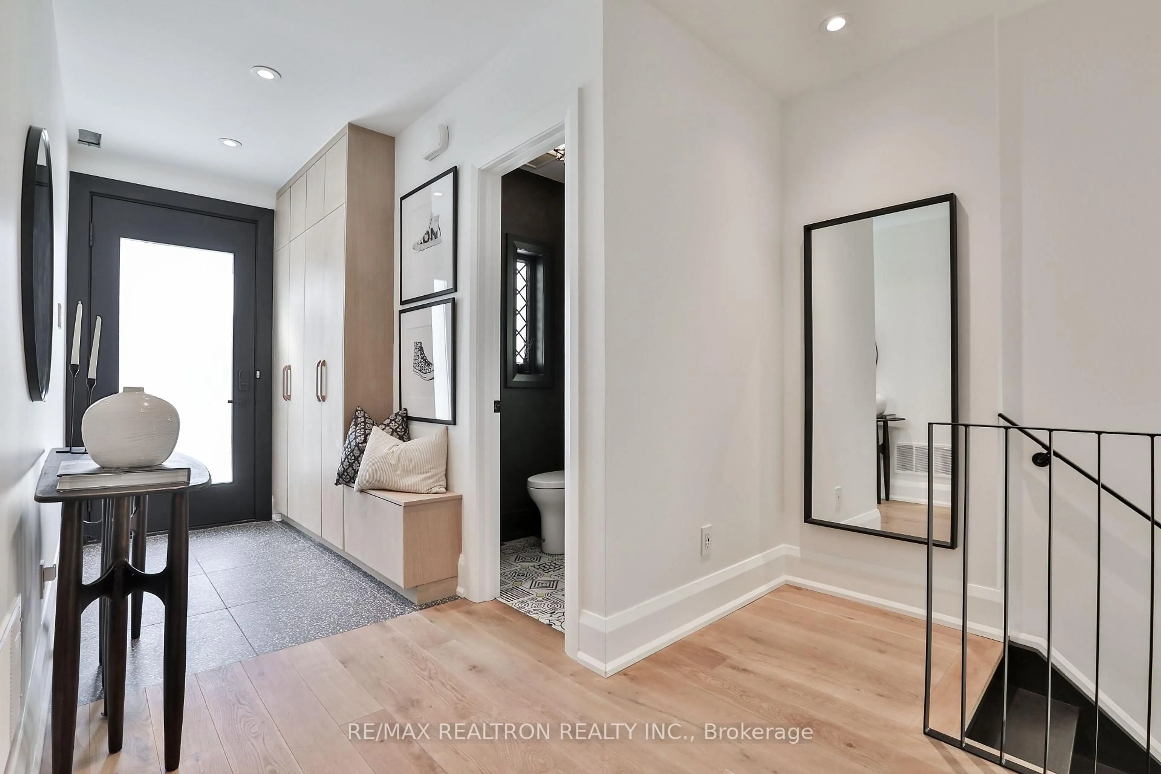 Indoor entryway for 46 Gloucester Grve, Toronto Ontario M6C 2A1