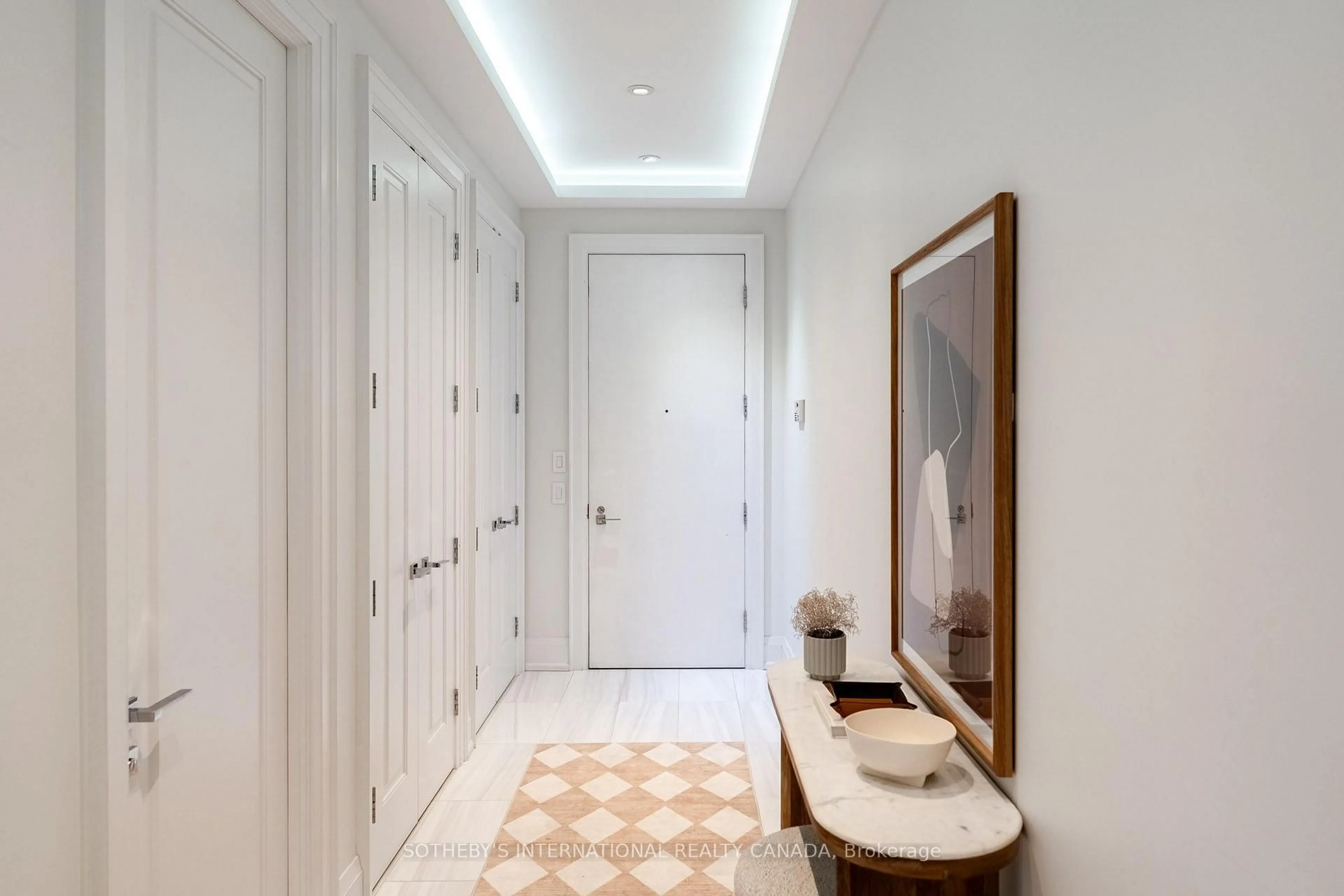 Indoor entryway for 88 Davenport Rd #804, Toronto Ontario M5R 0A5