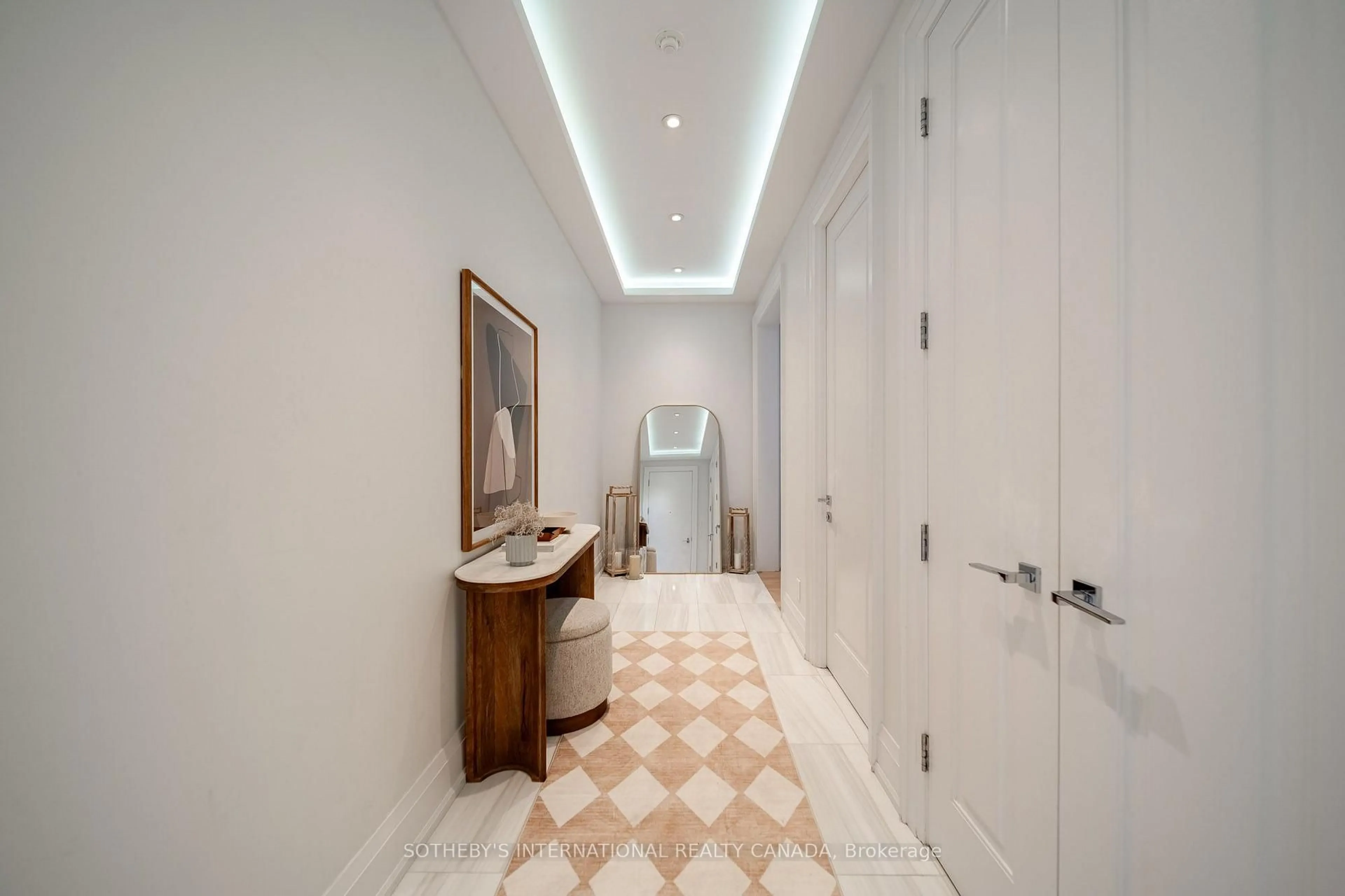 Indoor foyer for 88 Davenport Rd #804, Toronto Ontario M5R 0A5