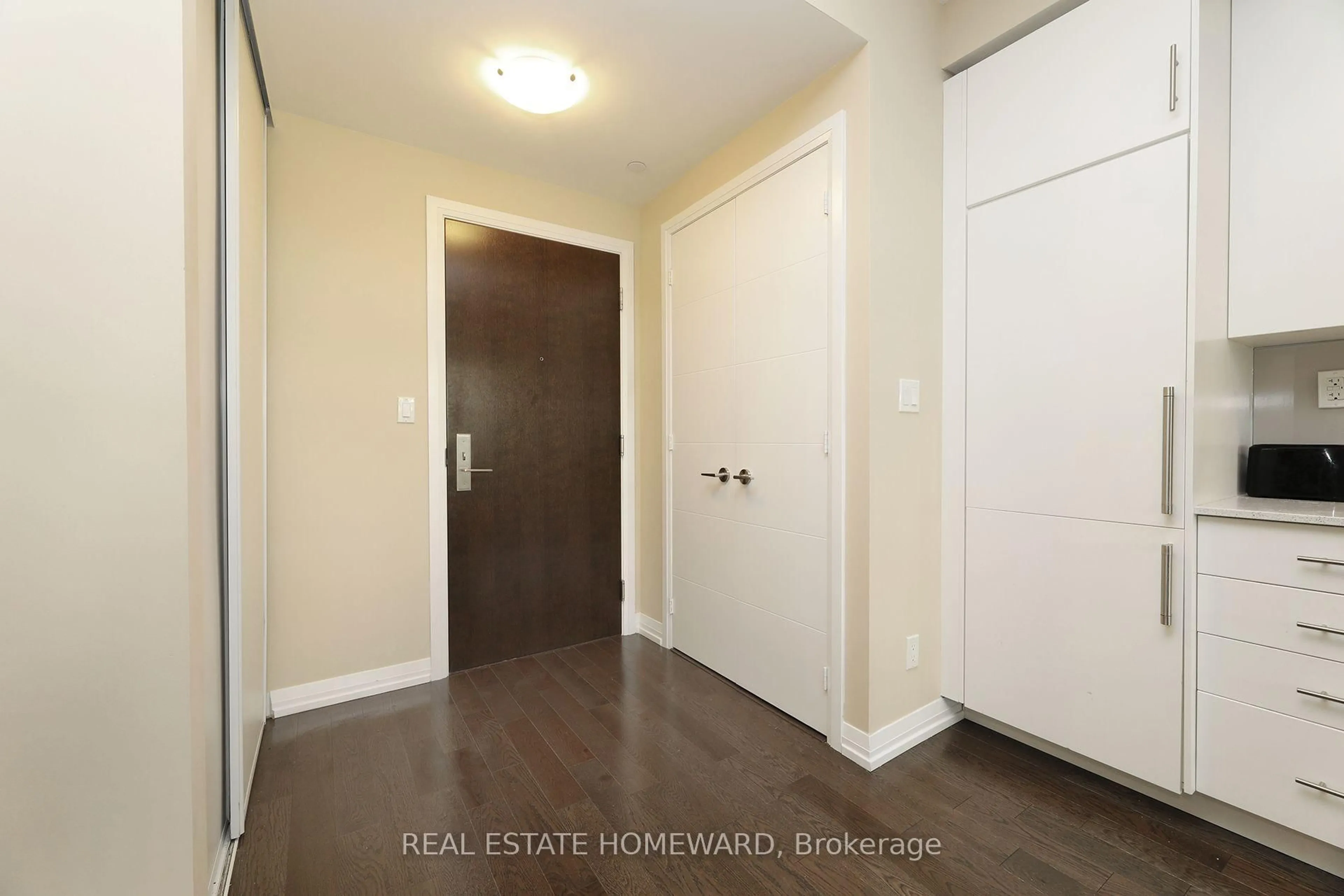 Indoor entryway for 460 Adelaide St #609, Toronto Ontario M5A 0E7