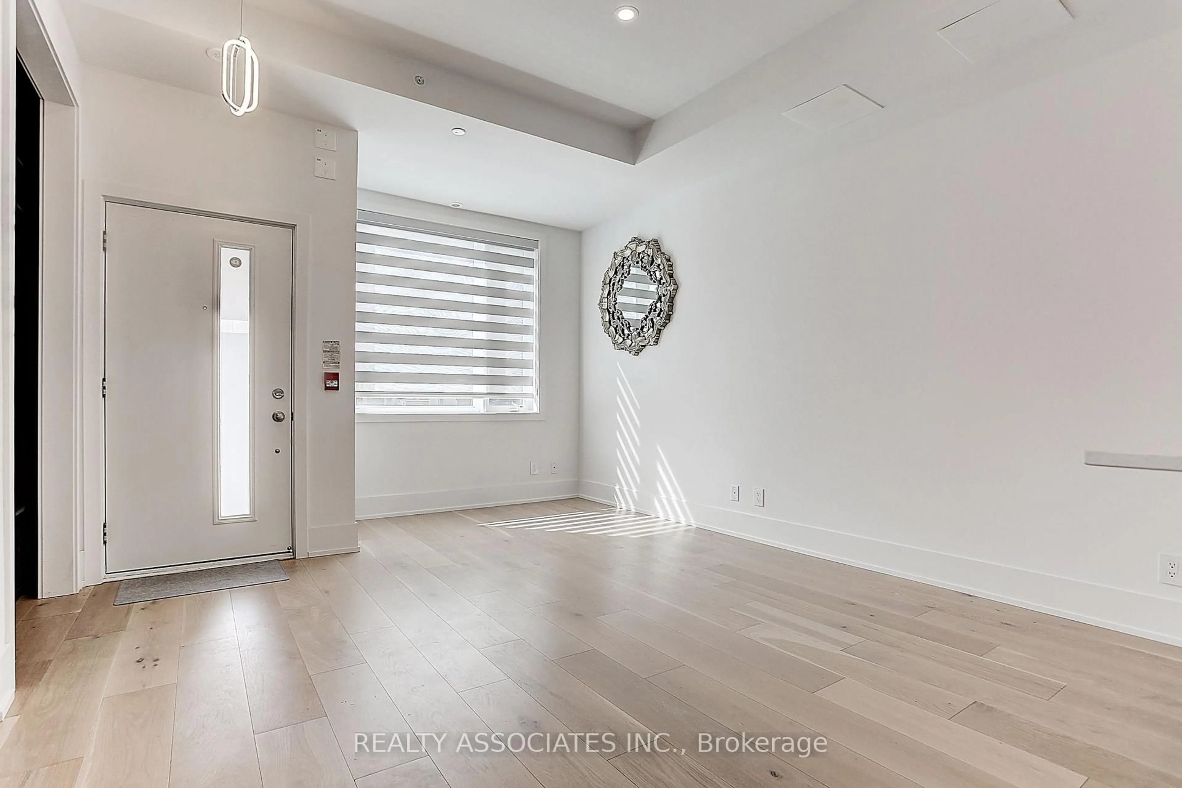Indoor entryway for 270 Davenport Rd #TH3, Toronto Ontario M5R 0C1