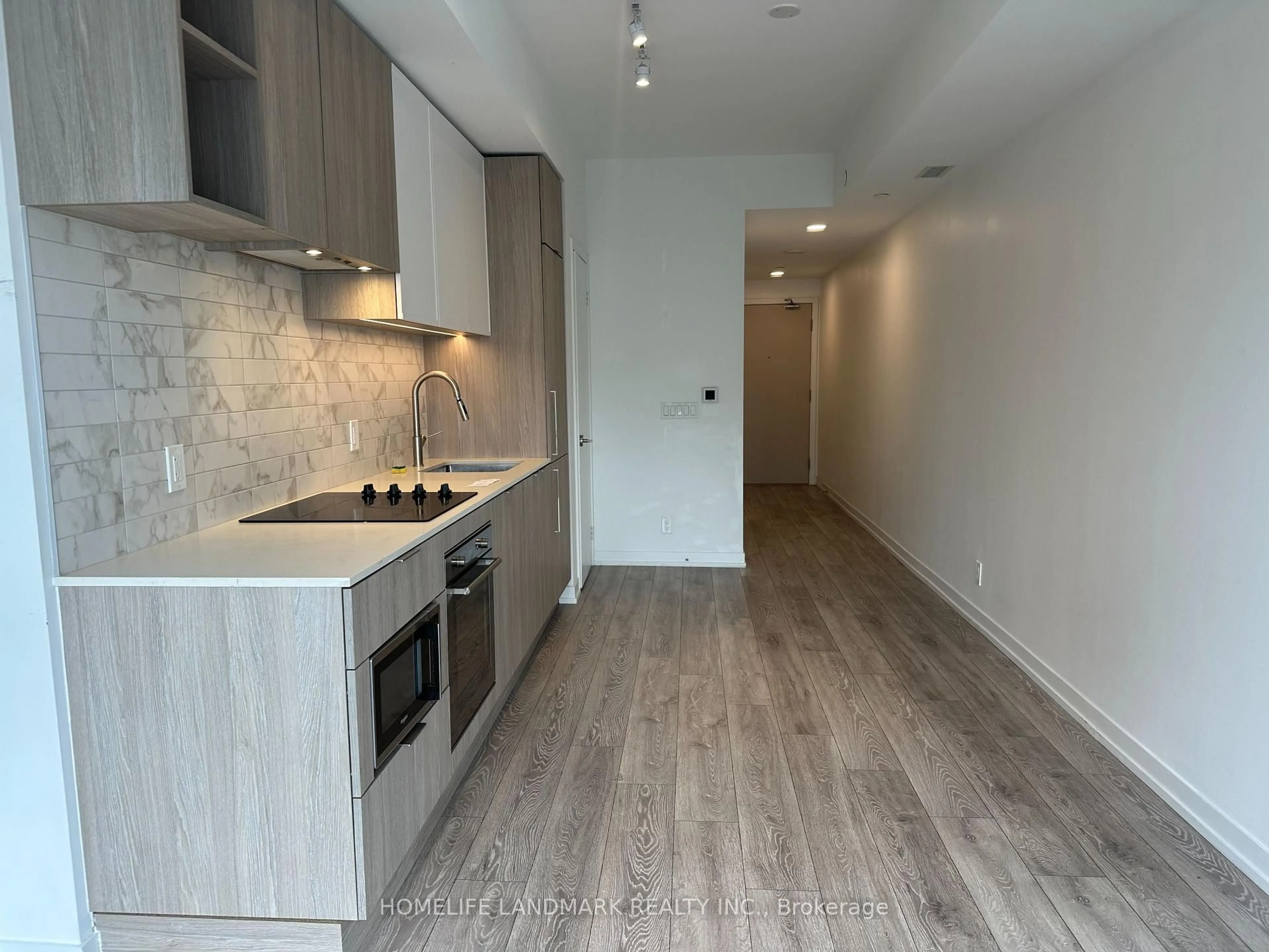 Standard kitchen, wood/laminate floor for 2020 Bathurst St #535, Toronto Ontario M5P 0A6